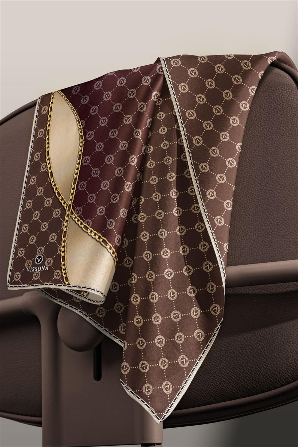%100 Twill İpek Zincirli Ve Monogram Desenli Sütlü Kahve - Bej Renkli 90x90 Eşarp Dikim Şekli : El Dikişi