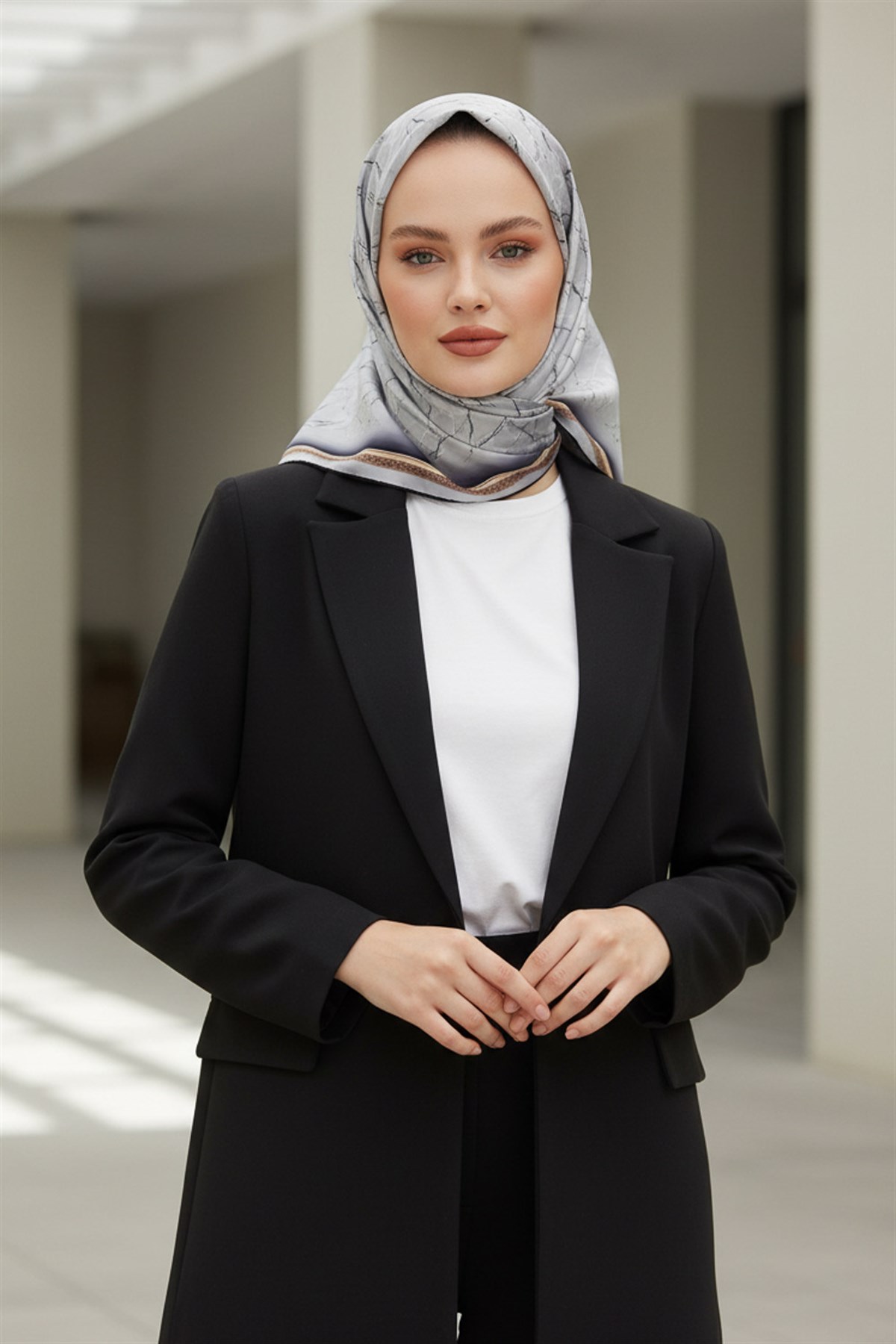 % 57 İPEK % 43 VİSKON Twill İpek Mermer Desenli Gümüş Renkli 90x90 Eşarp Dikim Şekli : El Dikişi