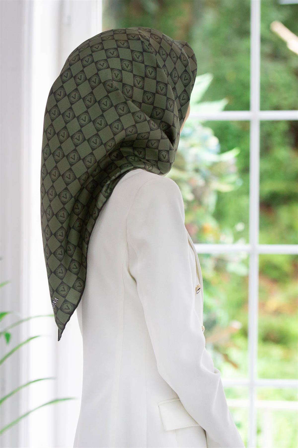 %100 Twill İpek Monogram Desenli Çağla Yeşili Renkli 90x90 Eşarp Dikim Şekli : El Dikişi