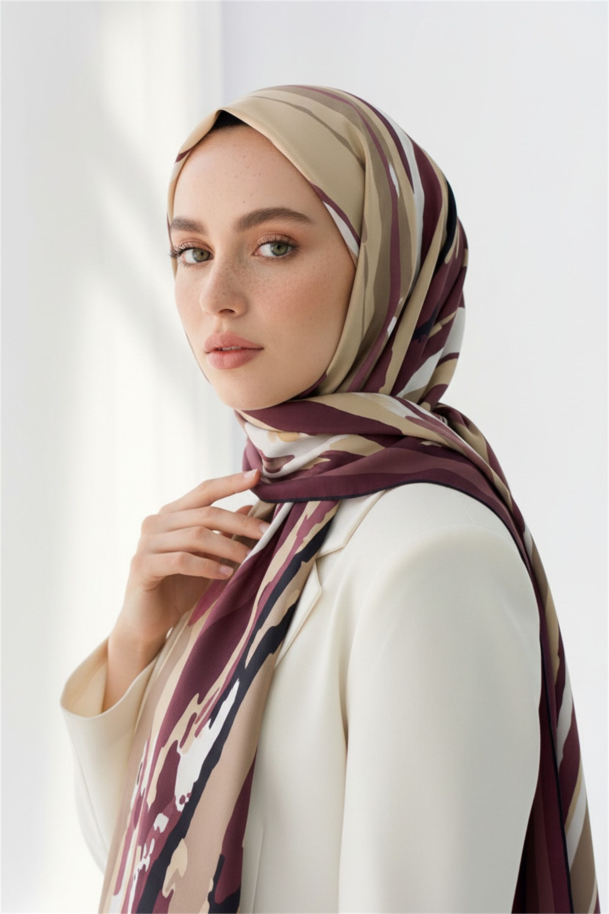 KREP GEOMETRİK DESENLİ GÜL KURUSU RENKLİ 75X195 KIRIŞMAZ ŞAL
