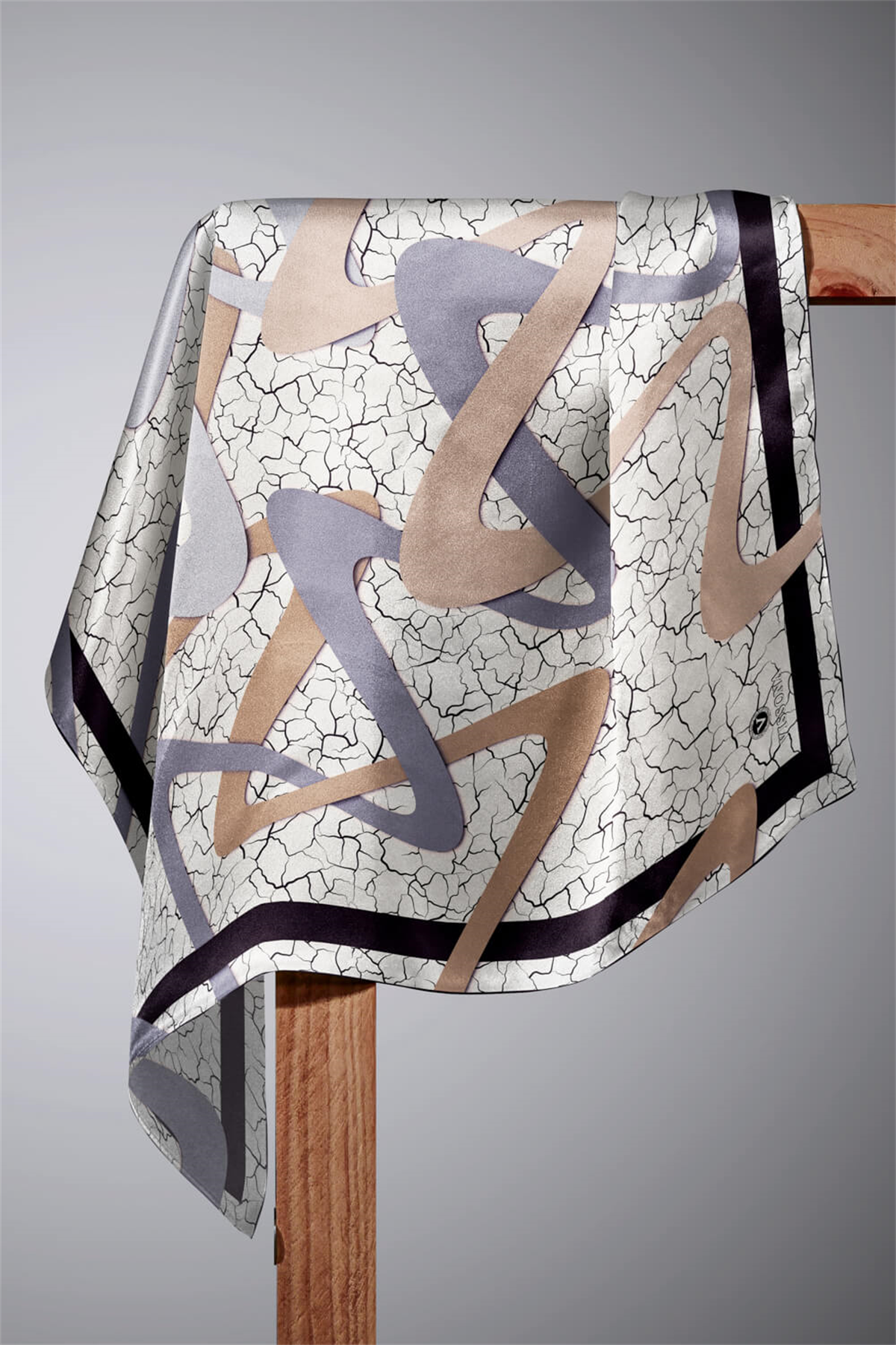 %100 Twill İpek Geometrik Ve Çatlak Desenli Gri - Bej Renkli 90x90 Eşarp Dikim Şekli : El Dikişi