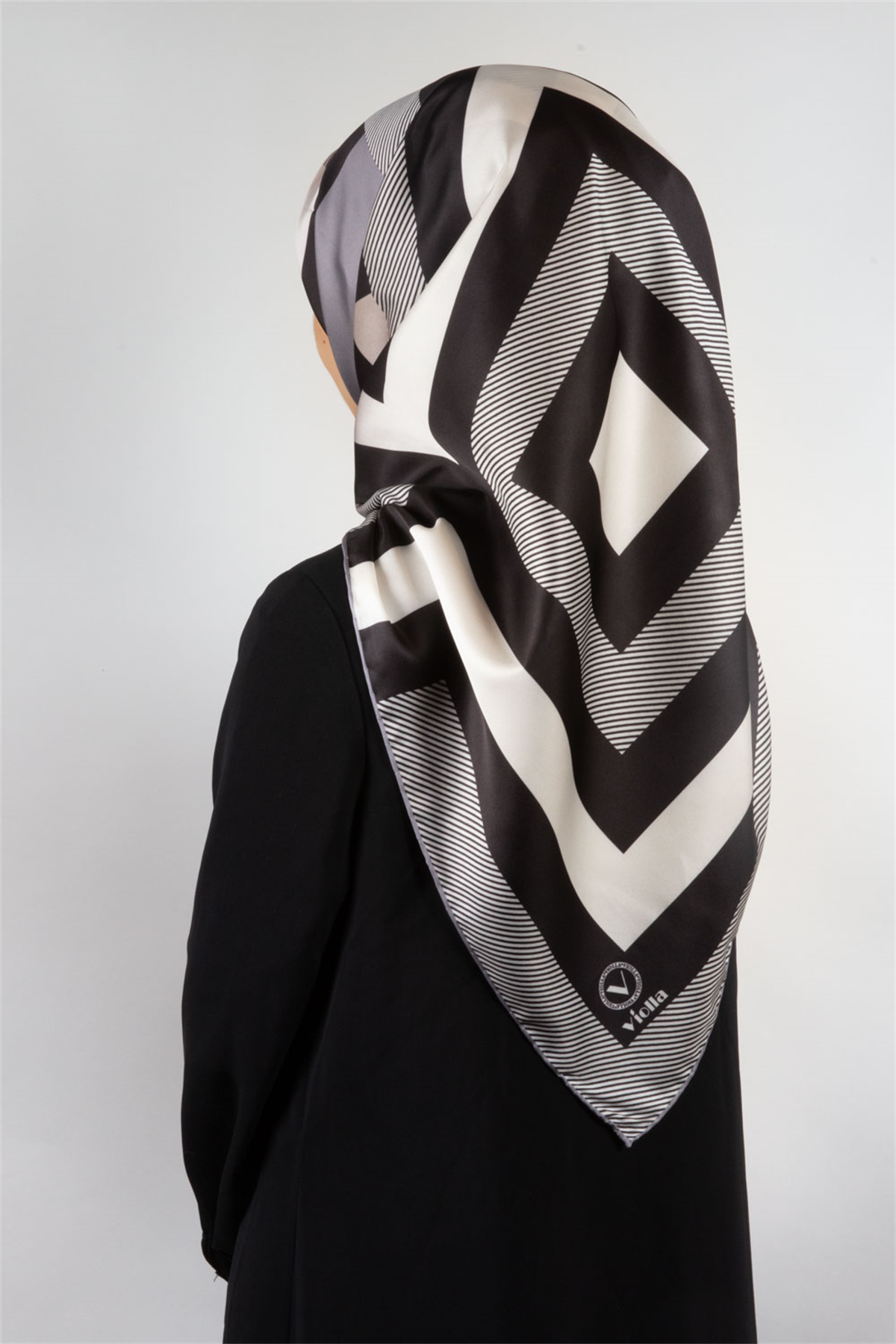 Twill Geometrik Desenli Gümüş Renkli 90x90 Eşarp (İpek İçermez) Dikim Şekli : El Dikişi