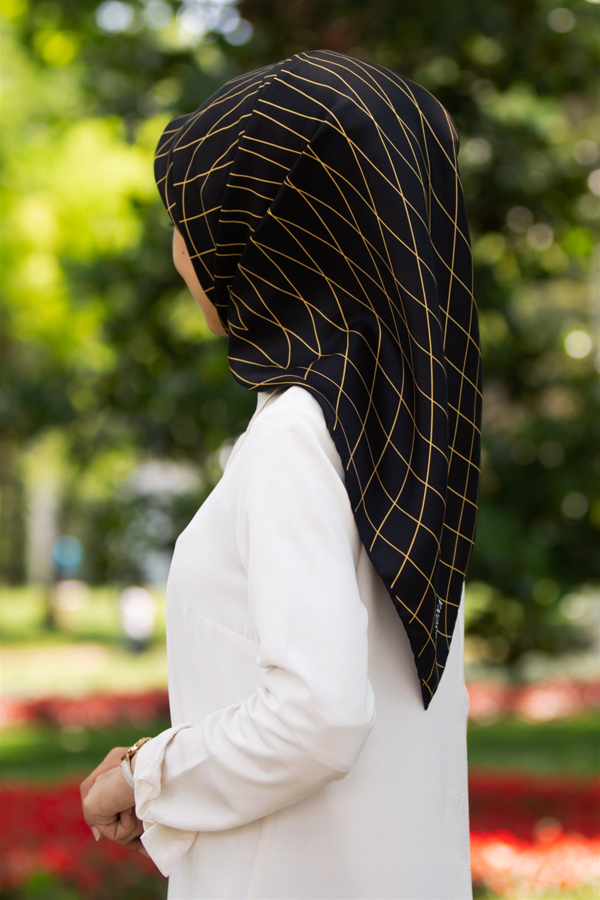 %100 Twill Çizgili Desenli Sarı - Siyah Renkli 90x90 Eşarp Dikim Şekli: El Dikişi