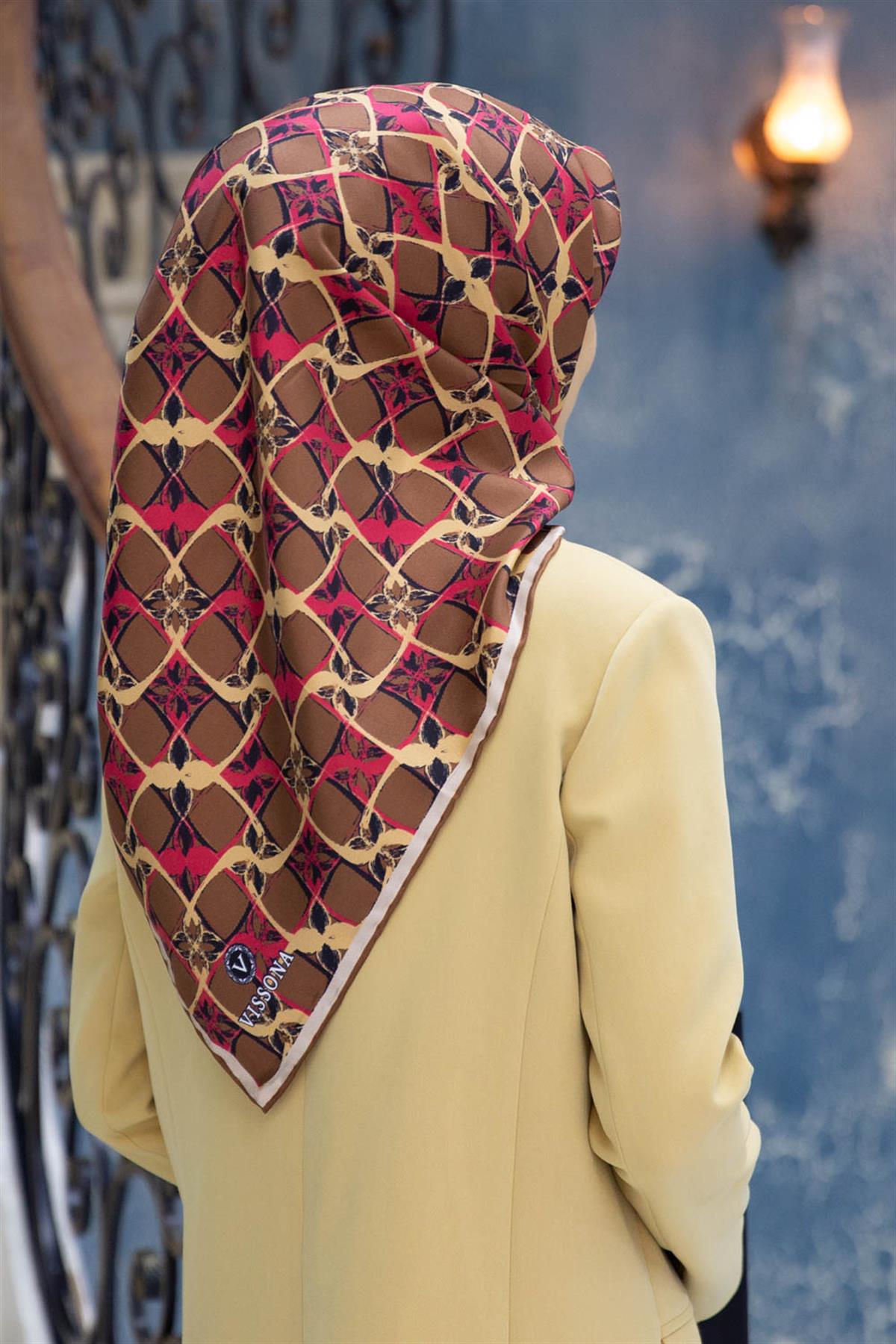 %100 Twill İpek Geometrik Desenli Kahverengi - Kırmızı Renkli 90x90 Eşarp Dikim Şekli : El Dikişi