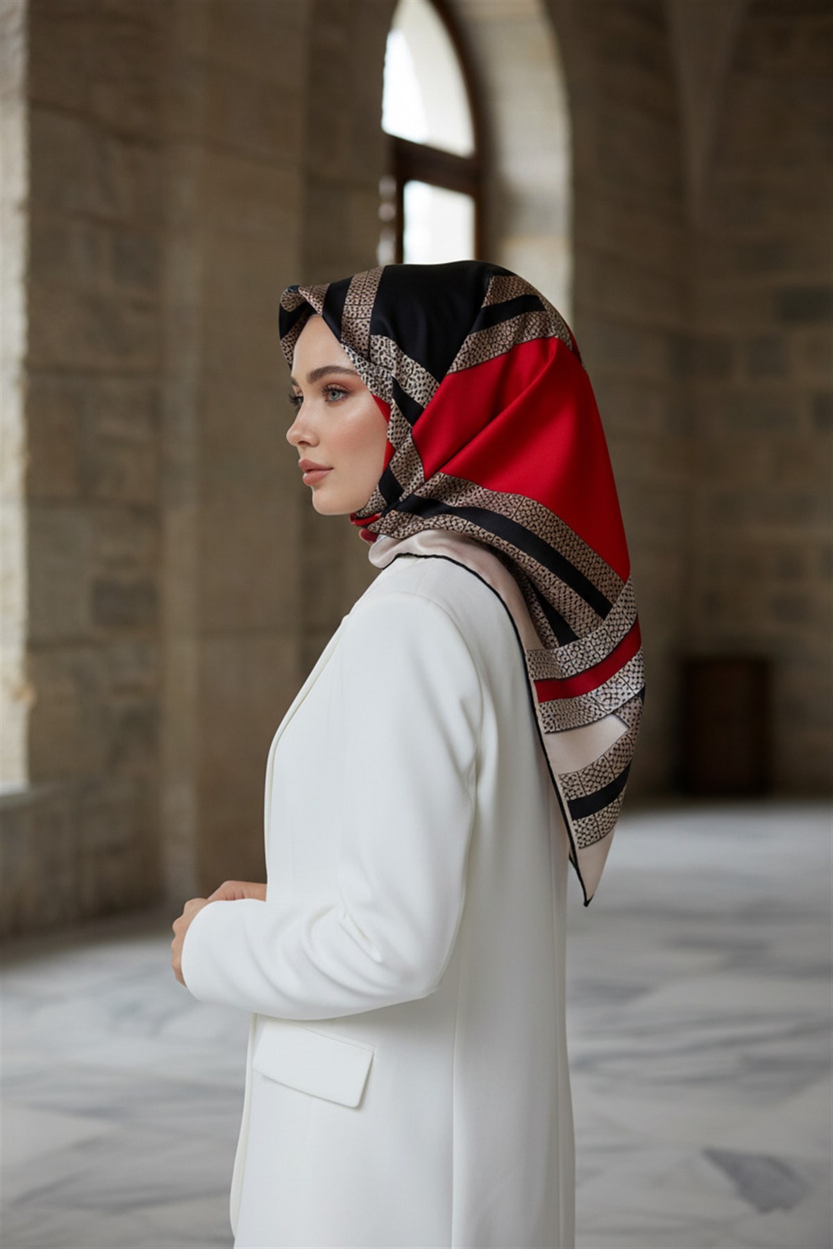 % 57 İPEK % 43 VİSKON Twill İpek Geometrik Desenli Siyah - Kırmızı Renkli 90x90 Eşarp Dikim Şekli : El Dikişi