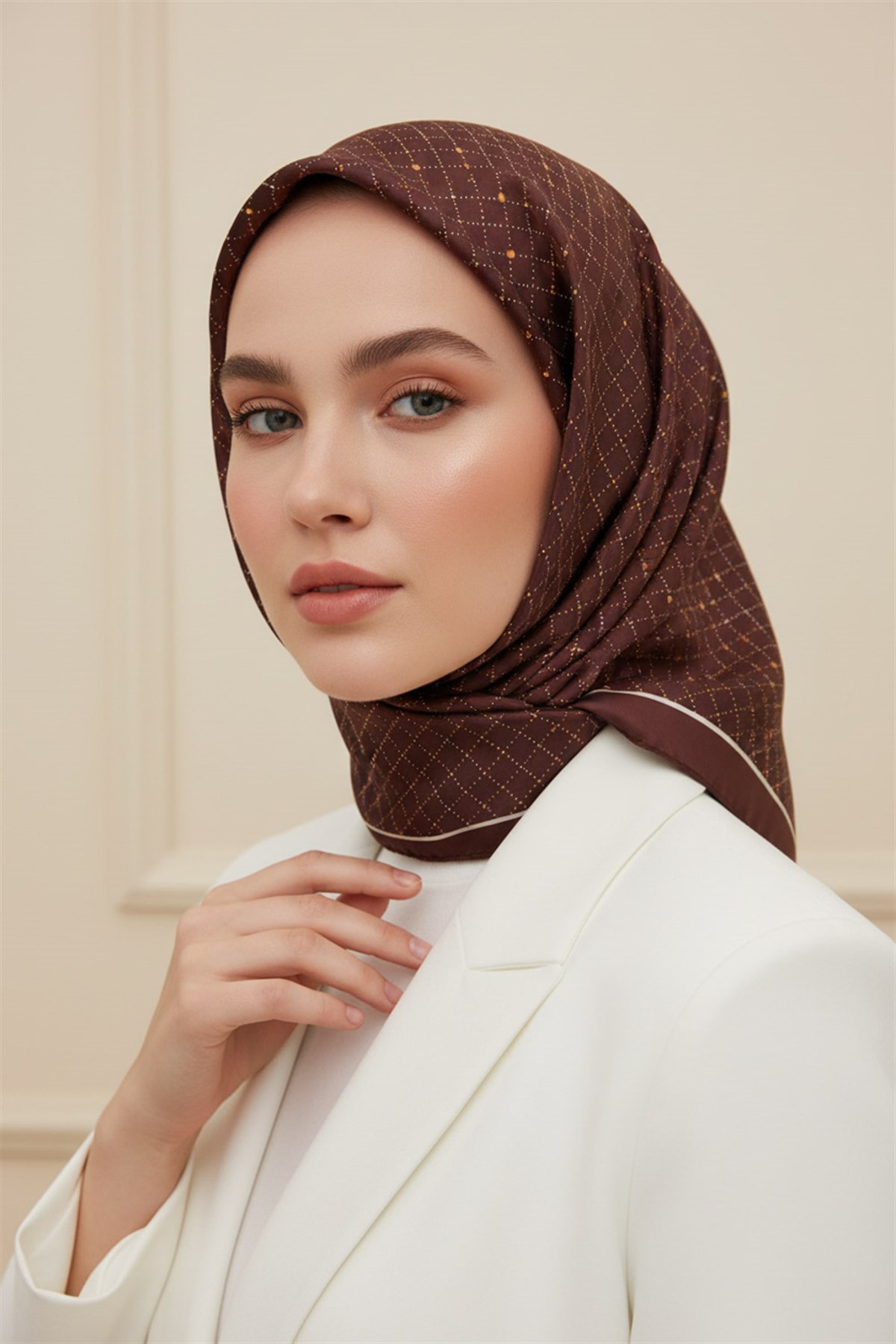 %100 Twill İpek Minik V Desenli Kahverengi Renkli 90x90 Eşarp Dikim Şekli : El Dikişi