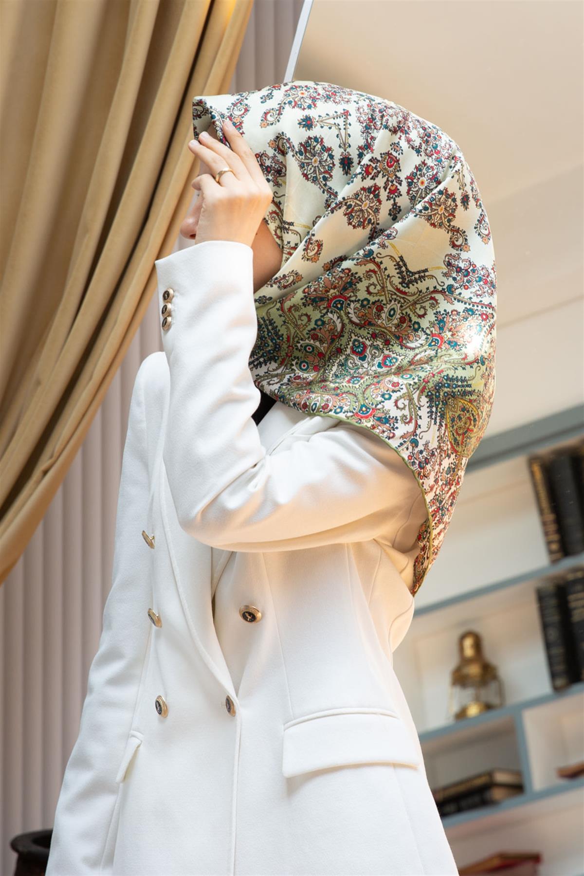 %100 Twill İpek Şal Desenli Haki Renkli 90x90 Eşarp Dikim Şekli : El Dikişi