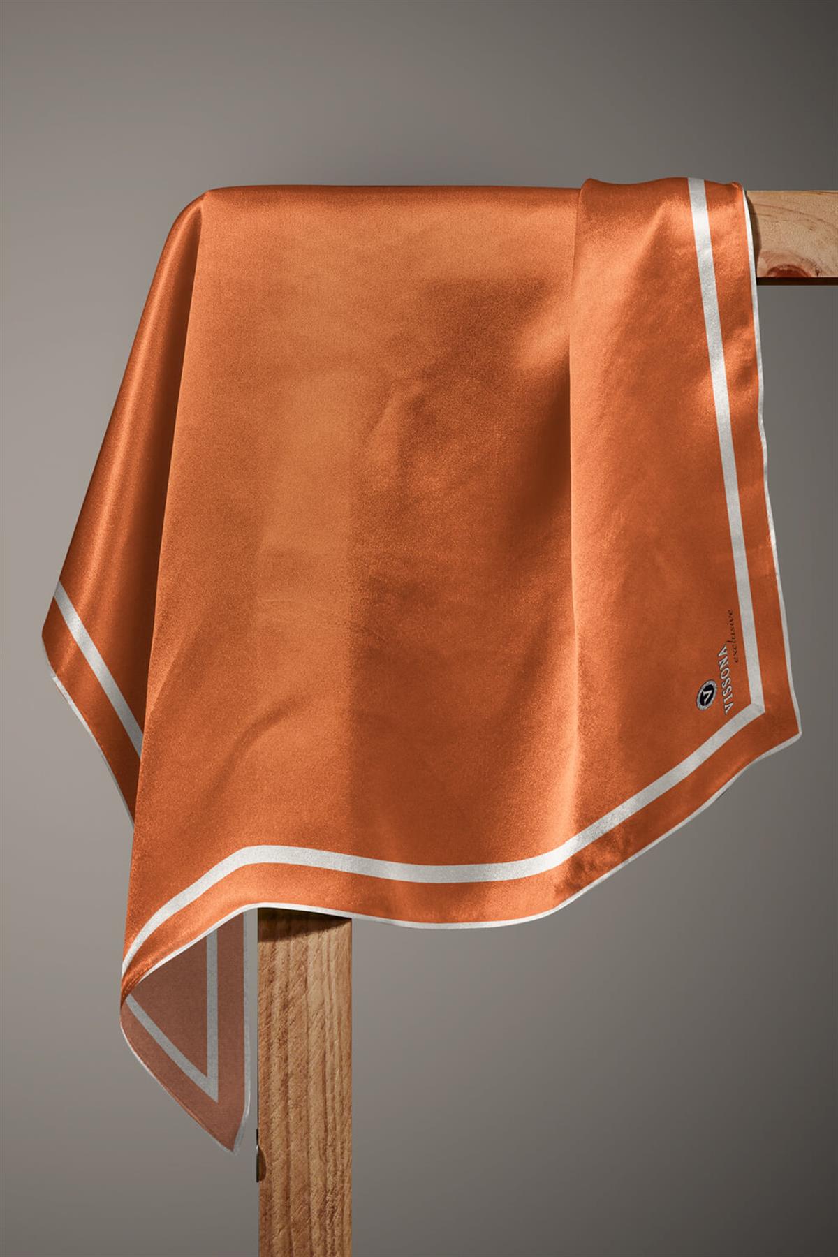 100% Twill İpek Düz Renk Bordür Desenli Taba - Krem Renkli Daha Tok Exclusive Serisi 90x90 Dikim Şekli : El Dikişi Eşarp