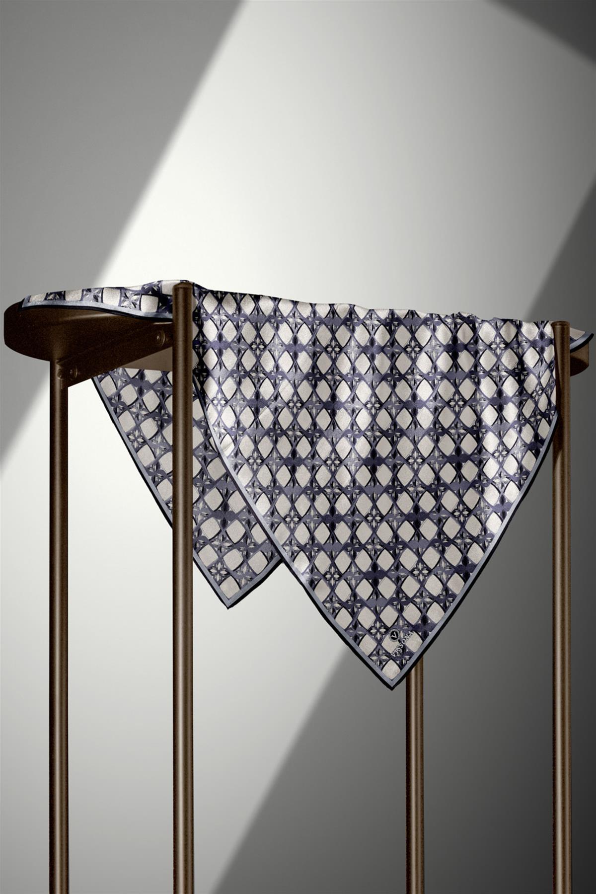 %100 Twill İpek Geometrik Desenli Krem - Gri Renkli 90x90 Eşarp Dikim Şekli : El Dikişi