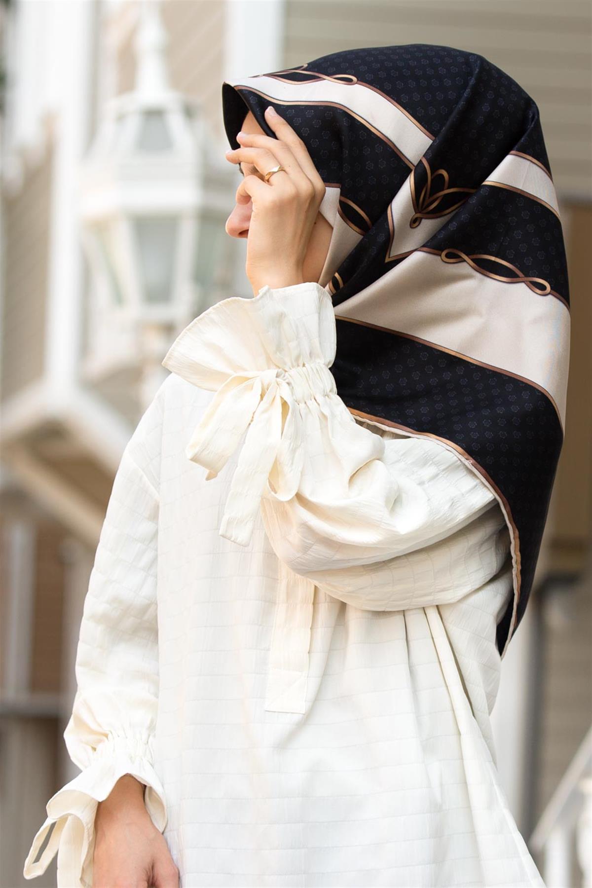 %100 Twill İpek Puantiyeli ve Geometrik Desenli Siyah - Krem Renkli 90x90 Eşarp Dikim Şekli : El Dikişi