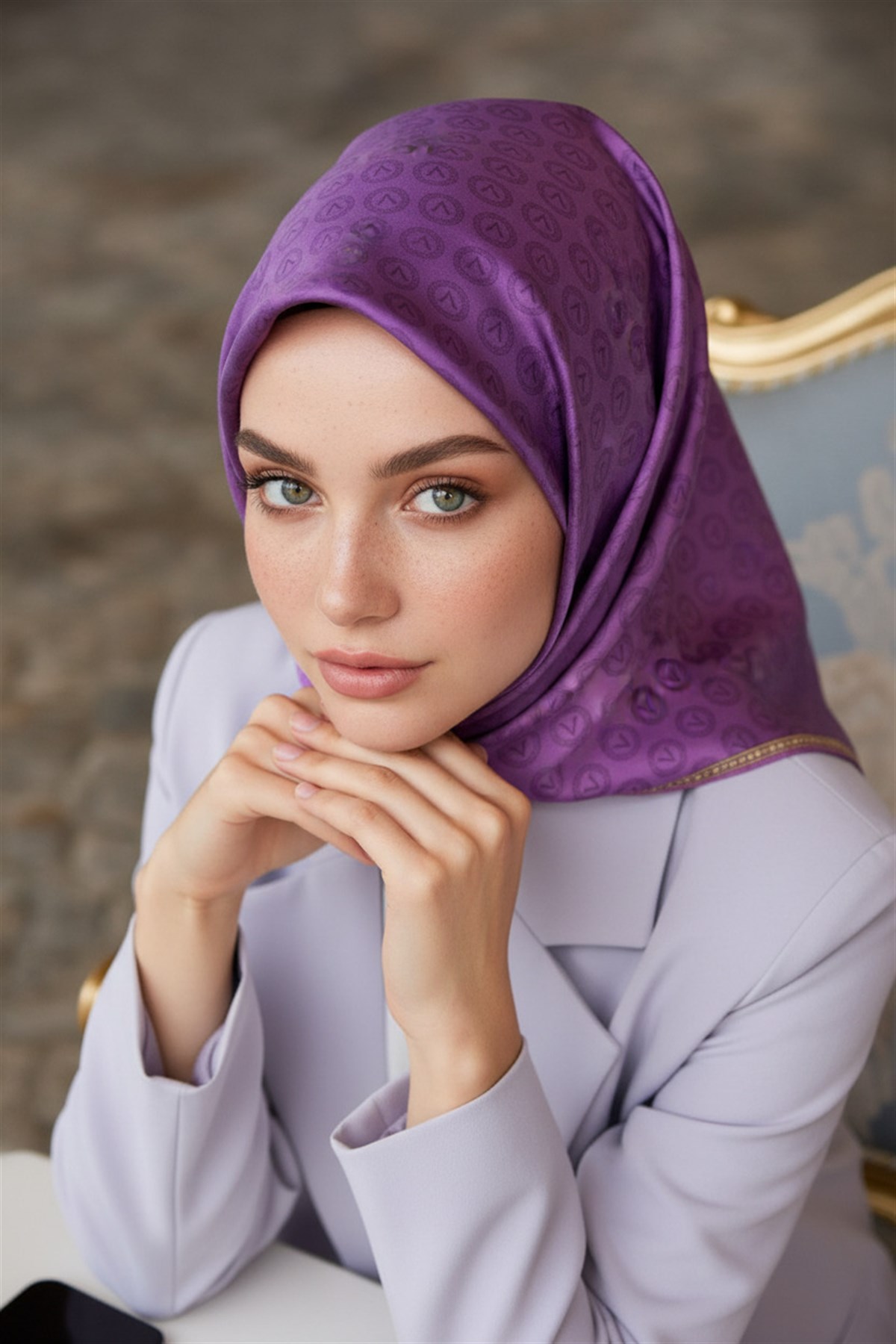 %100 Twill İpek Monogram Desenli Mor Renkli 90x90 Eşarp Dikim Şekli : El Dikişi
