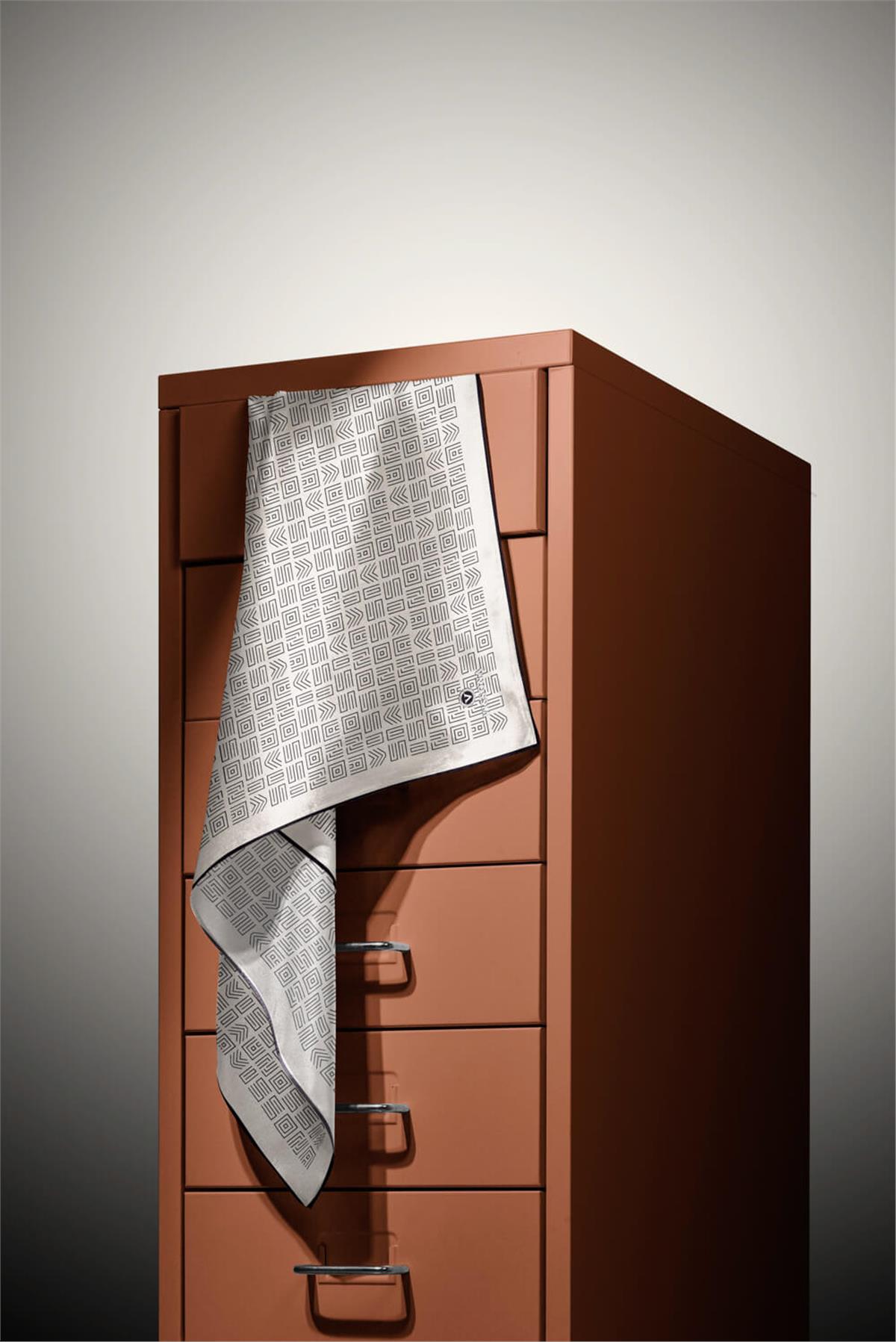 100% Twill İpek Etnik Motif Desenli Krem - Siyah Renkli 90x90 Dikim Şekli : El Dikişi Eşarp