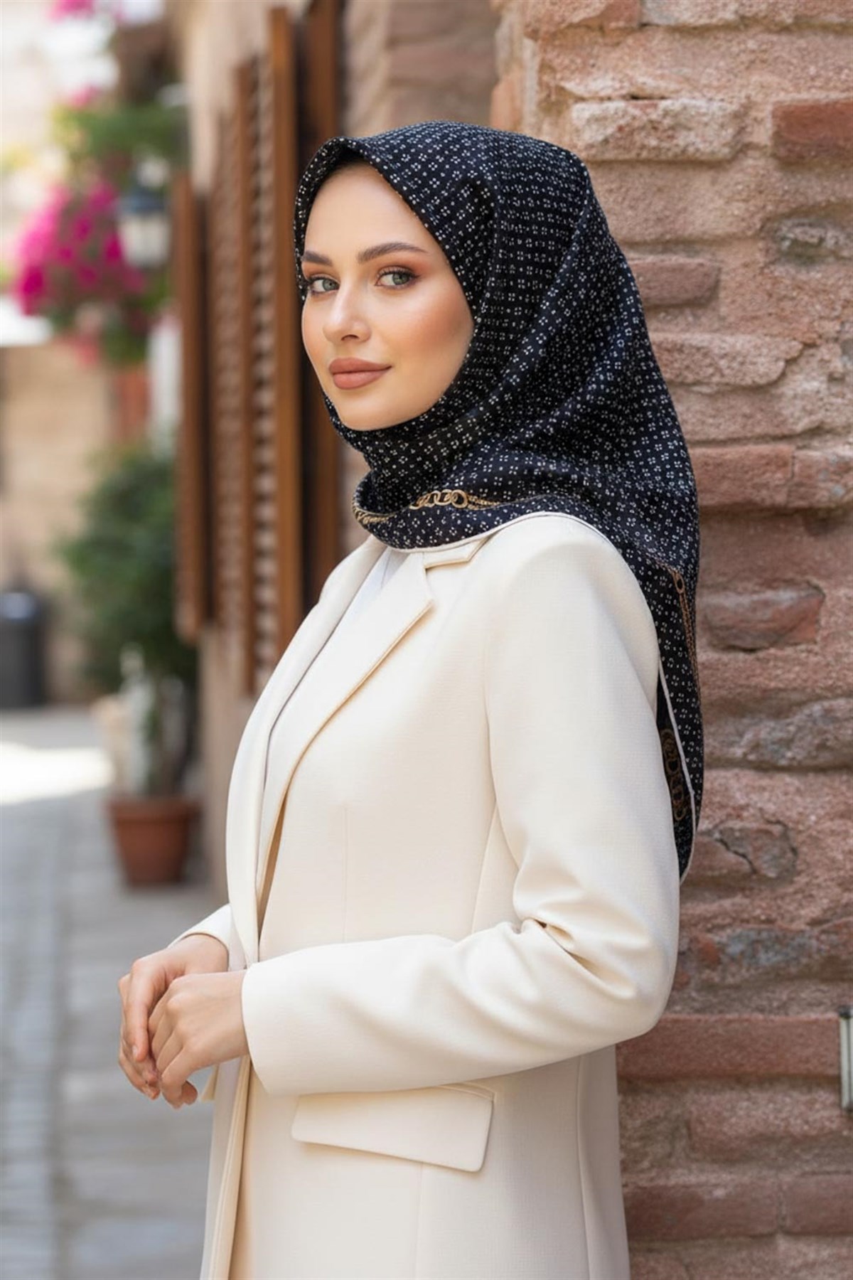 %57 İPEK %43 VİSKON Twill İpek Zincir Desenli Siyah - Krem Renkli 90x90 Eşarp Dikim Şekli : El Dikişi