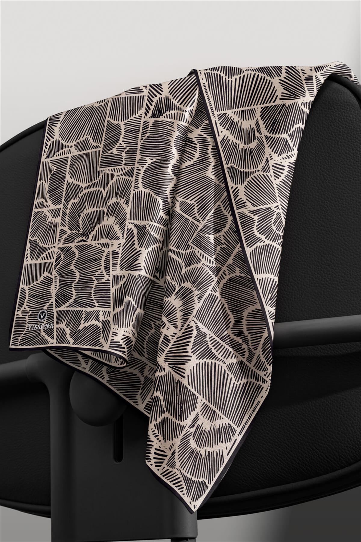 %100 Twill İpek Geometrik Desenli Siyah - Bej Renkli 90x90 Eşarp Dikim Şekli : El Dikişi