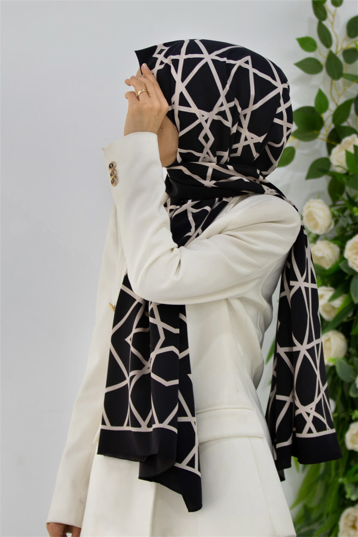LÜKS MEDİNE İPEĞİ ÇİZGİLİ DESENLİ SİYAH - KREM RENKLİ 75X195 KIRIŞMAZ ŞAL MOSS KREP DİKİŞ TİPİ İTALYAN DİKİŞLİ