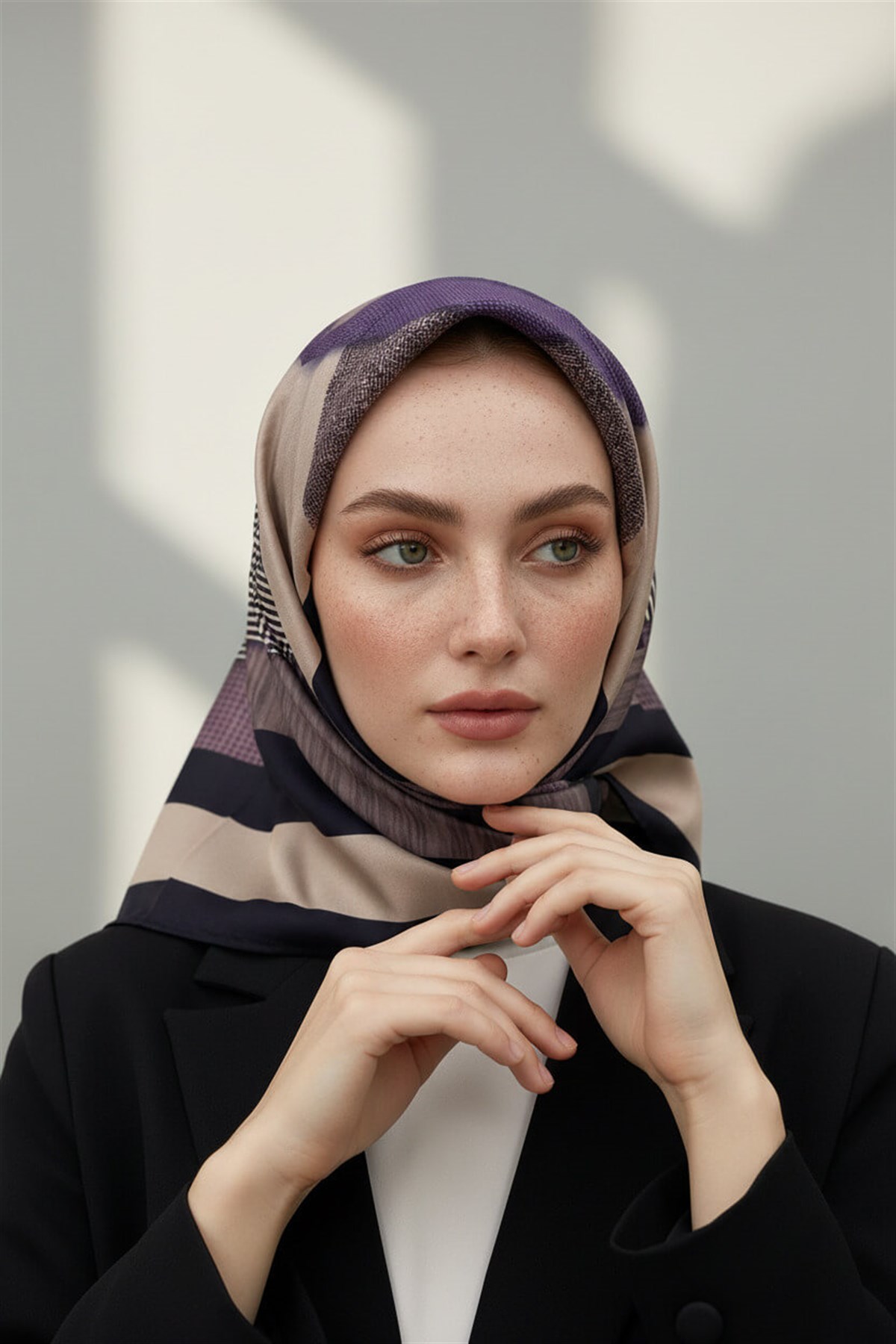%100 Twill İpek Geometrik Desenli Mürdüm - Siyah Renkli 90x90 Eşarp Dikim Şekli : El Dikişi