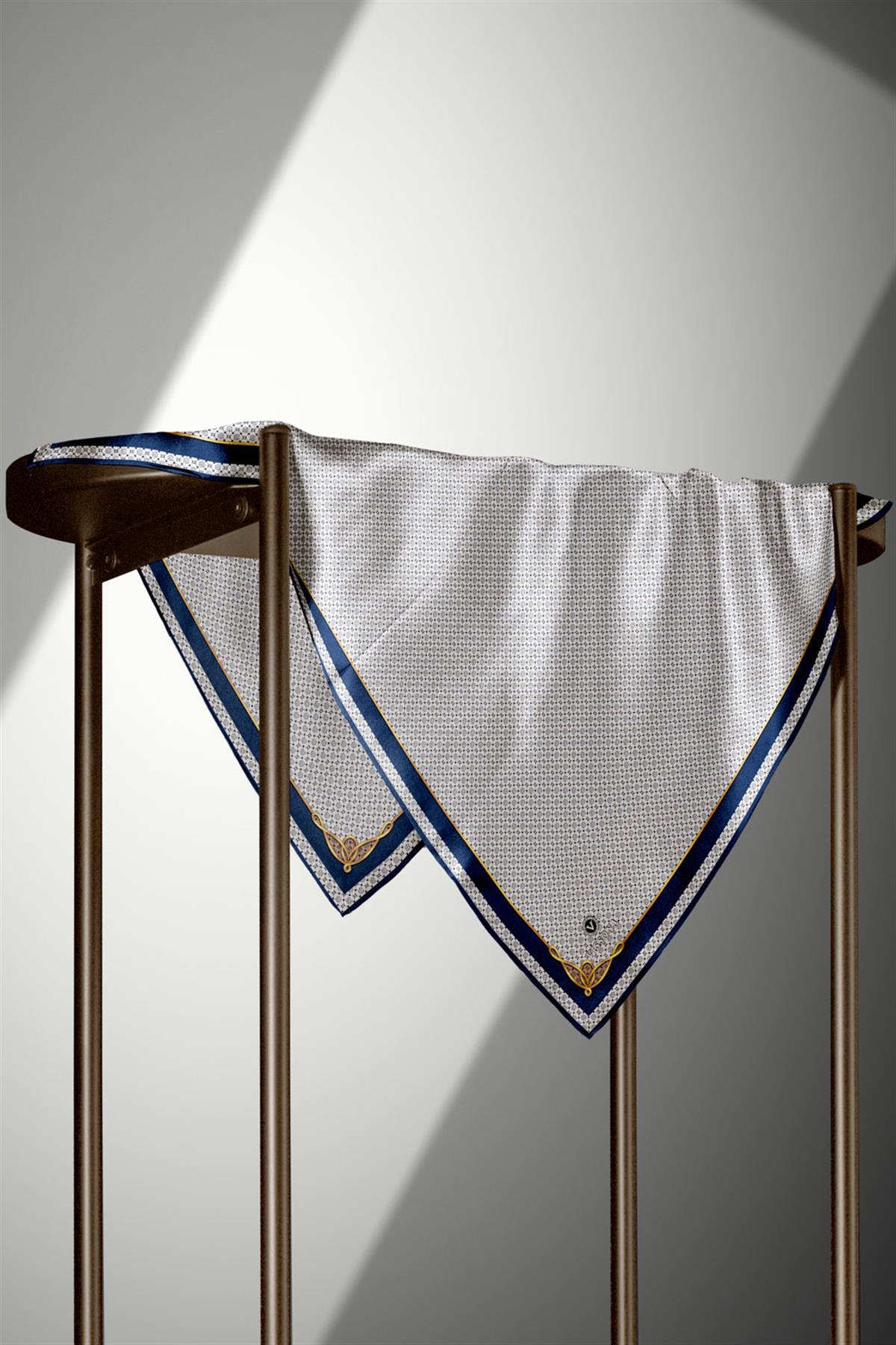 %100 Twill İpek Minik Motif Desenli Krem - Lacivert Renkli 90x90 Eşarp Dikim Şekli : El Dikişi