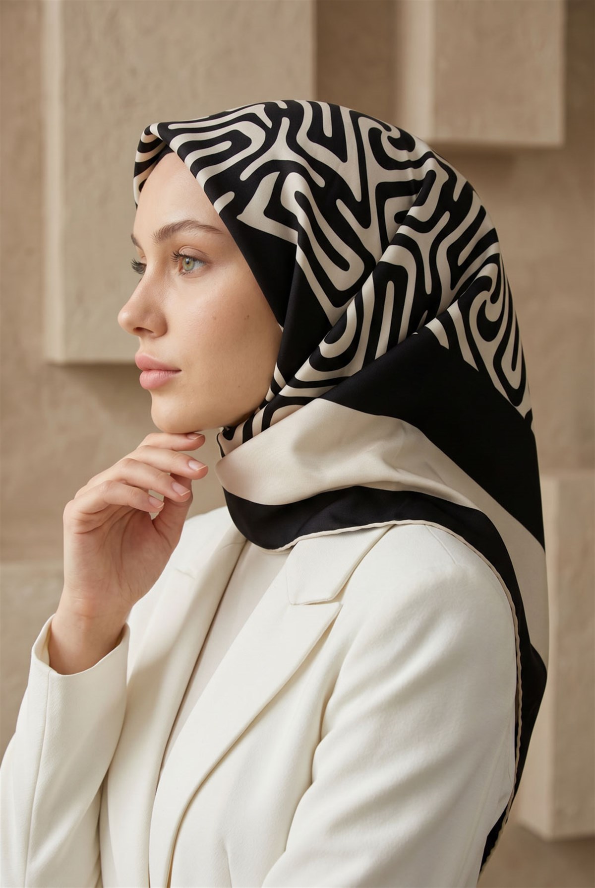 100% Twill İpek Bordürlü Dalga Desenli Siyah - Krem Renkli 90x90 Dikim Şekli : El Dikişi Eşarp