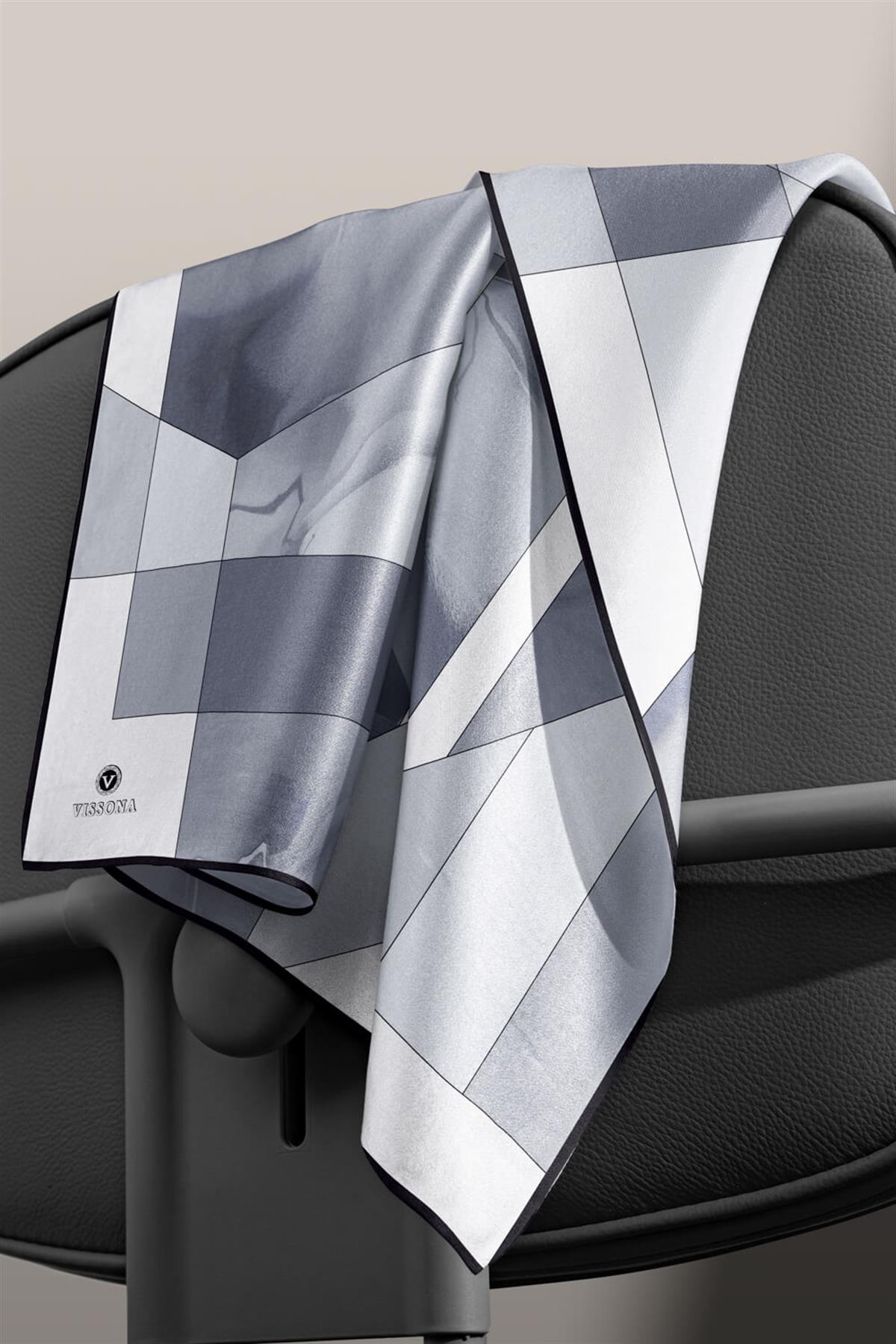 %100 Twill İpek Geometrik Desenli Gri - Gümüş Renkli 90x90 Eşarp Dikim Şekli : El Dikişi