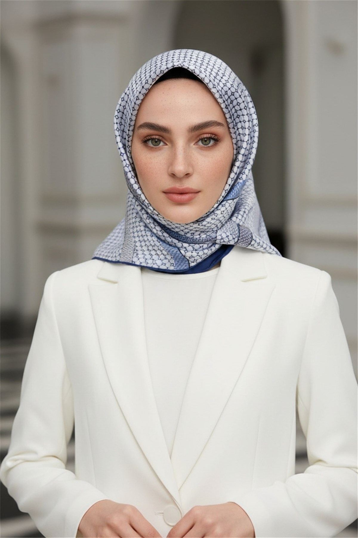%100 Twill İpek Bantlı Monogram Desenli İndigo - Gri Renkli 90x90 Eşarp Dikim Şekli : El Dikişi
