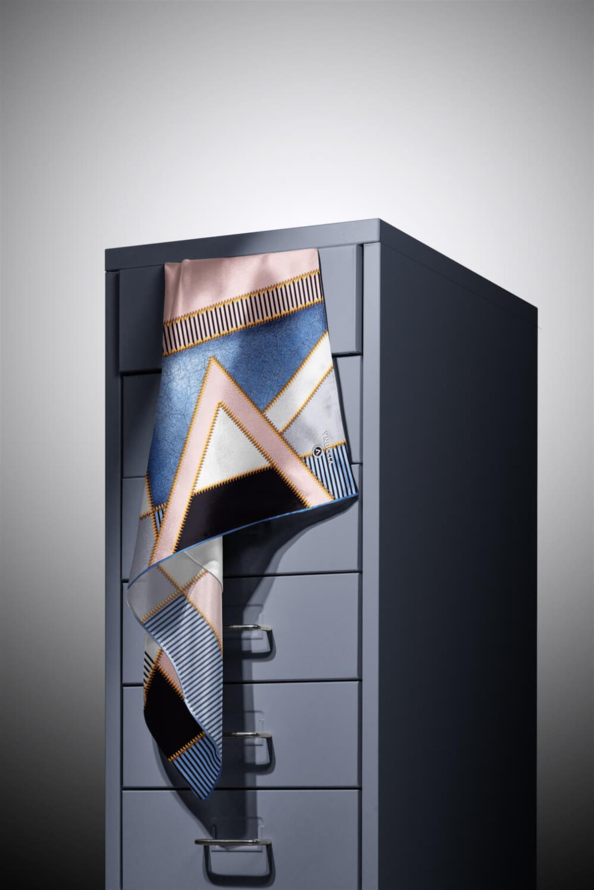 %100 Twill İpek Geometrik Desenli Bebe Mavisi - Siyah Renkli 90x90 Eşarp Dikim Şekli : El Dikişi