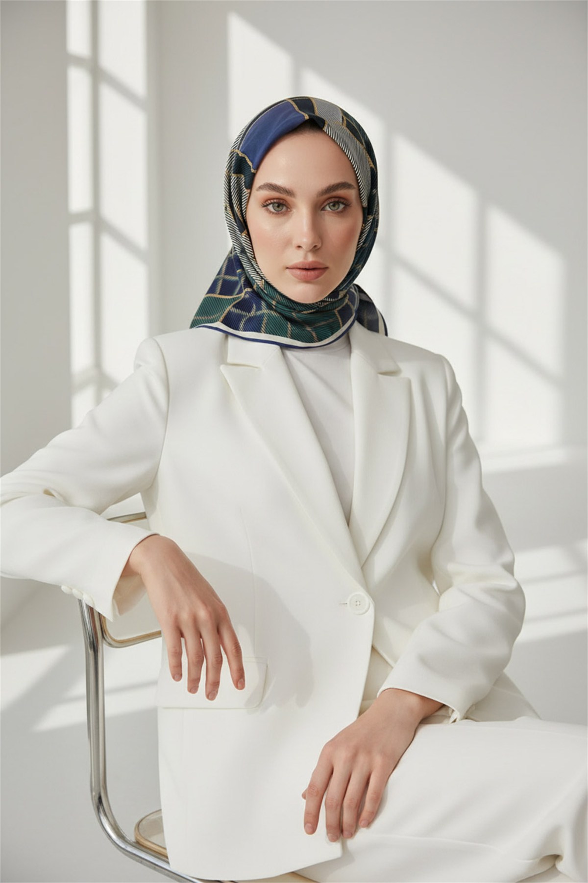 Kristal Geometrik  Desenli İndigo - Petrol Yeşili Renkli 90x90 Eşarp (İpek İçermez) Kenar Dikiş Şekli El Dikişli
