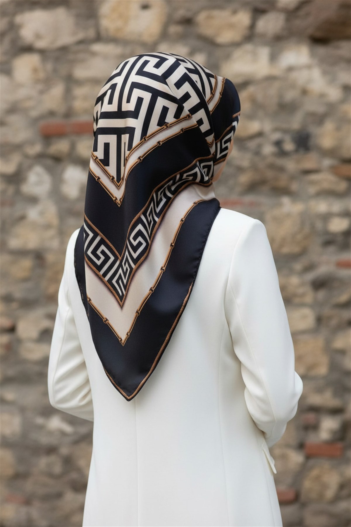 %100 Twill İpek Labirent Ve Geometrik Desenli Lacivert - Krem Renkli 90x90 Eşarp Dikim Şekli : El Dikişi