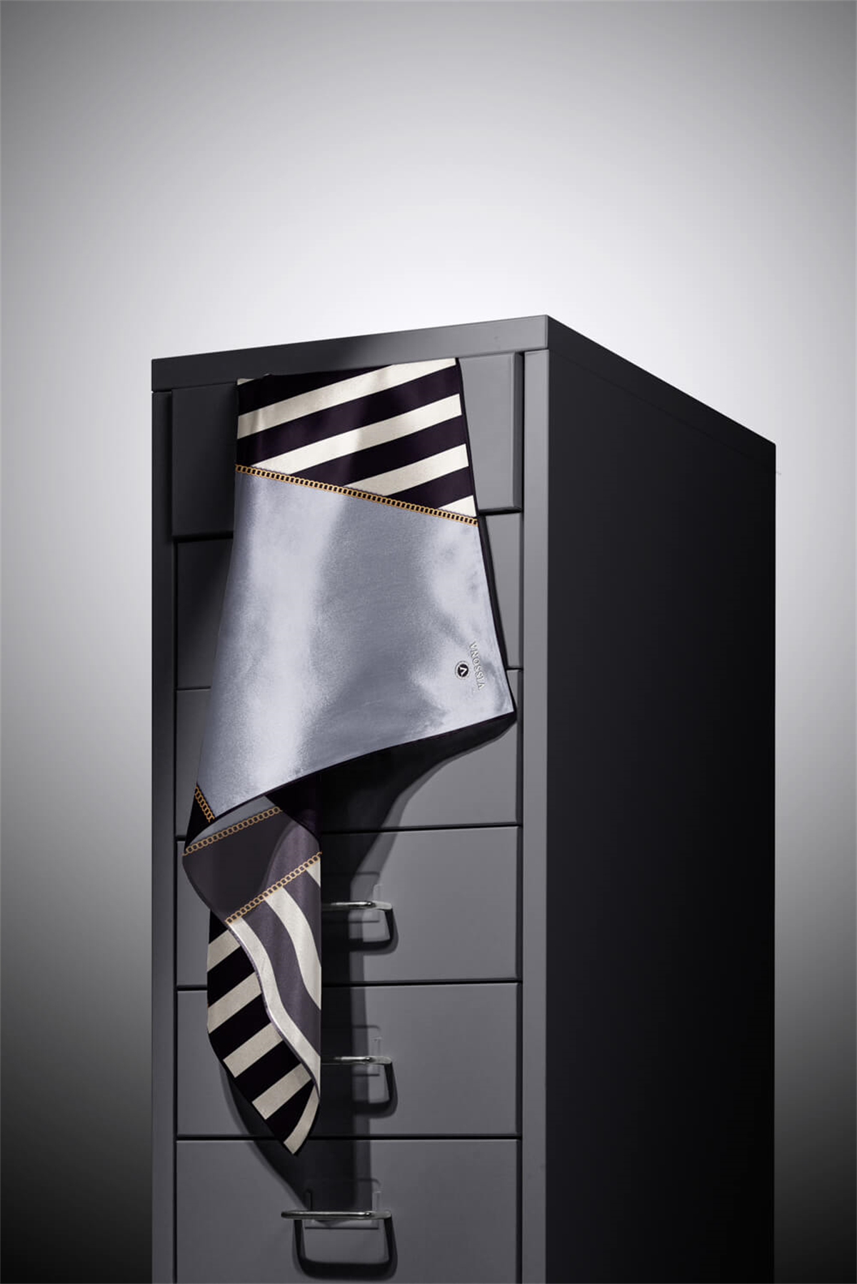 %100 Twill İpek Zincirli Çizgi Desenli Siyah - Gri Renkli 90x90 Eşarp Dikim Şekli : El Dikişi