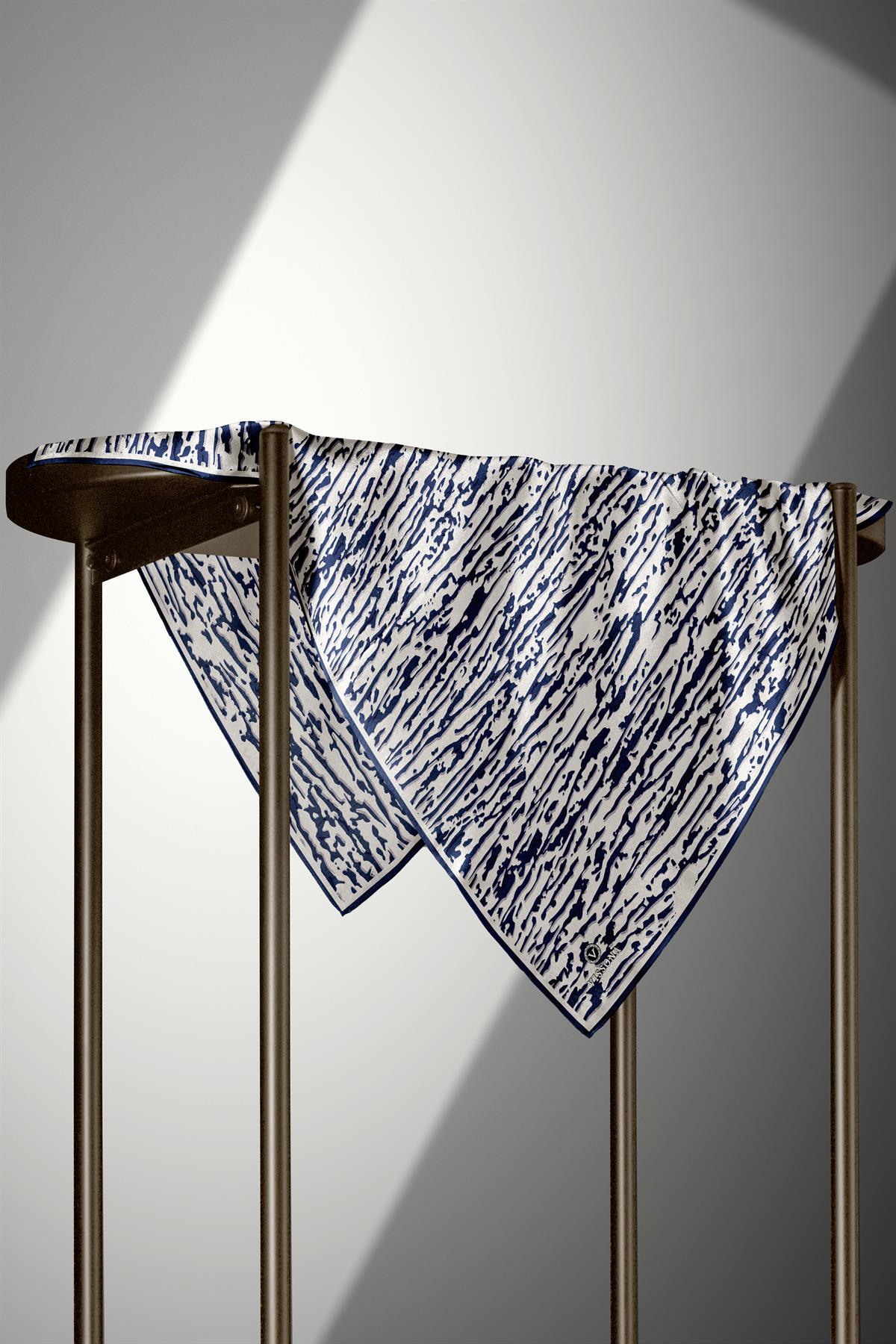 %100 Twill İpek Çizgi Desenli Krem - Lacivert Renkli 90x90 Eşarp Dikim Şekli : El Dikişi