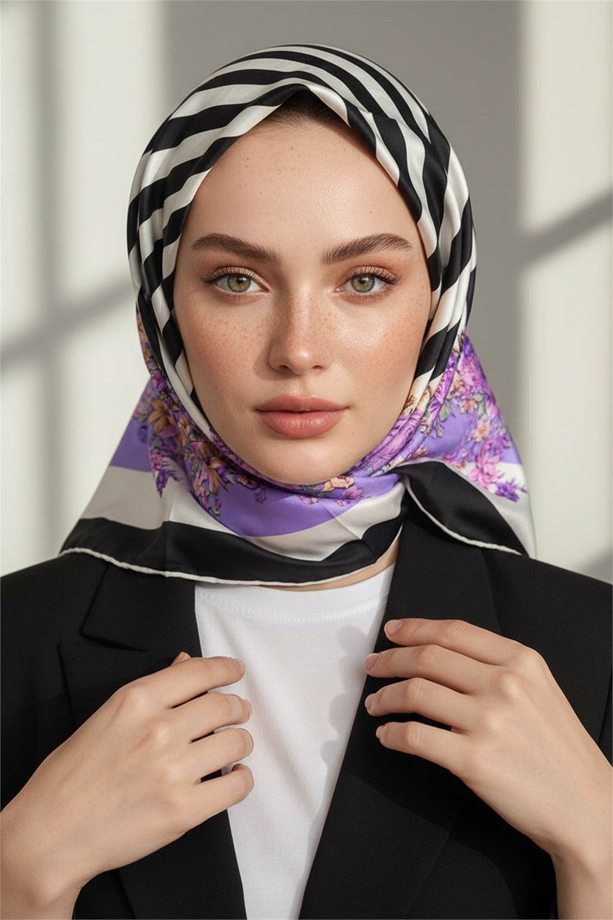 %100 Twill İpek Çıtır Çiçekli Ve Çizgi Desenli Siyah - Lila Renkli 90x90 Eşarp Dikim Şekli : El Dikişi