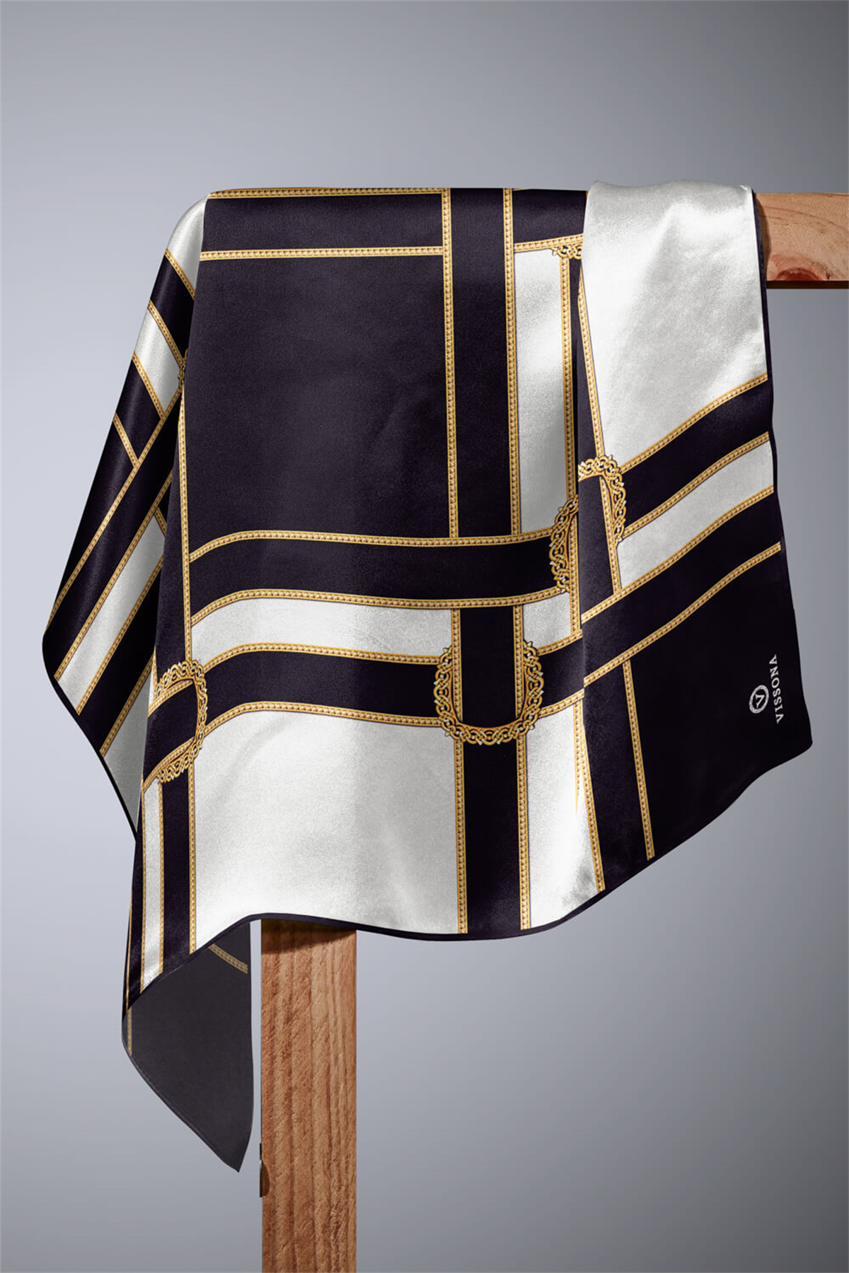 % 57 İPEK % 43 VİSKON Twill İpek Geometrik Desenli Siyah - Krem Renkli 90x90 Eşarp Dikim Şekli : El Dikişi