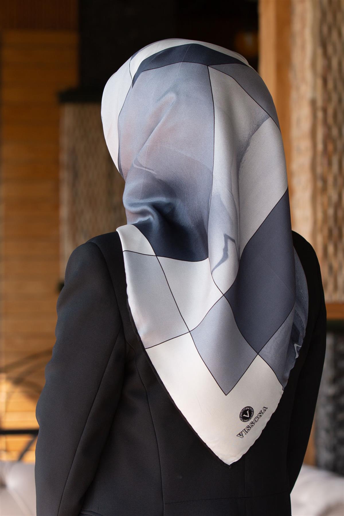 %100 Twill İpek Geometrik Desenli Gri - Gümüş Renkli 90x90 Eşarp Dikim Şekli : El Dikişi