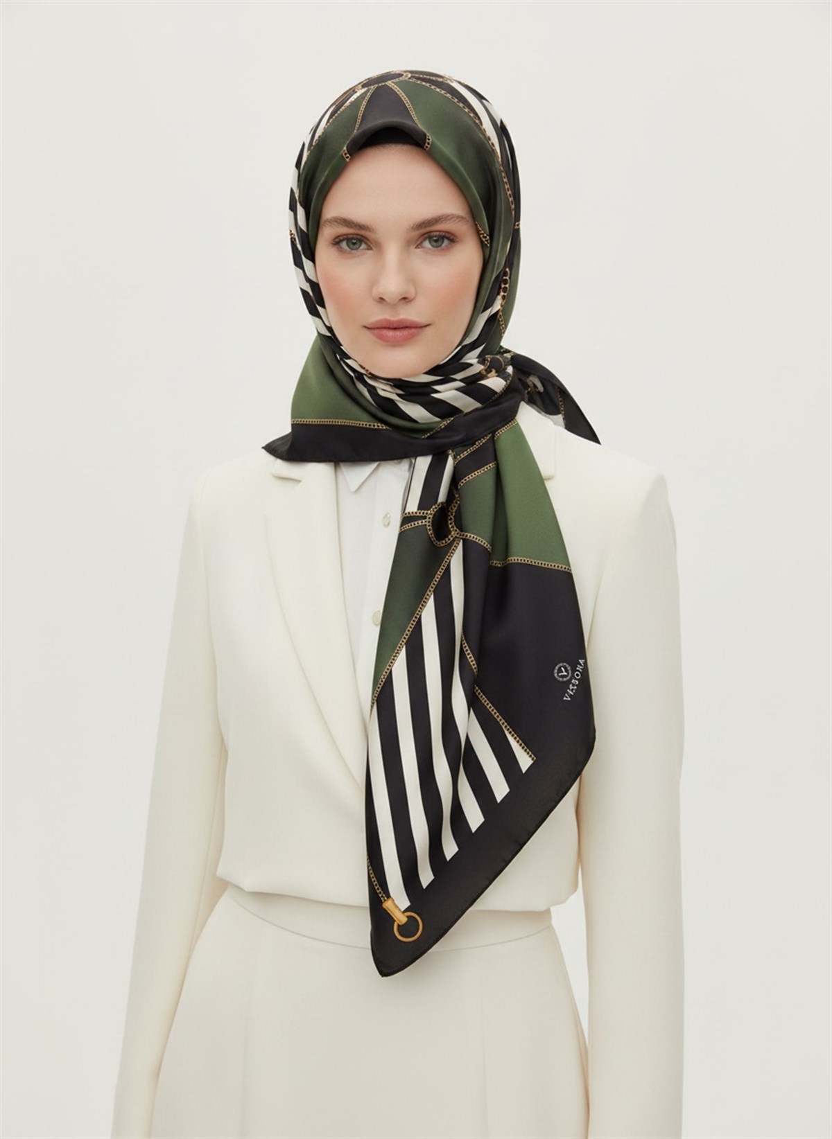 %100 Twill İpek Zincirli Çizgi Desenli Siyah - Haki Renkli 90x90 Eşarp Dikim Şekli : El Dikişi