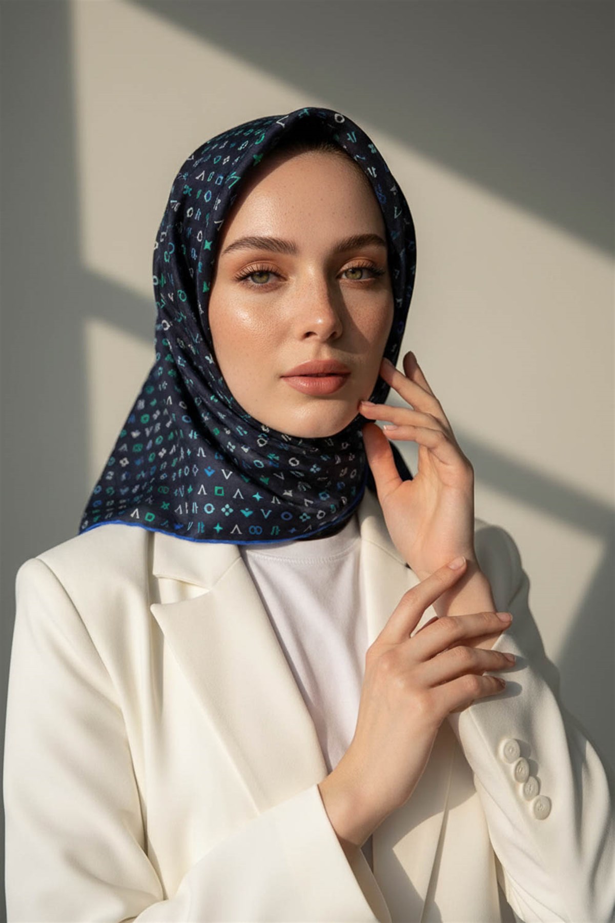 %100 Twill İpek Çıtır Motif Desenli Lacivert - İndigo Renkli 90x90 Eşarp Dikim Şekli : El Dikişi