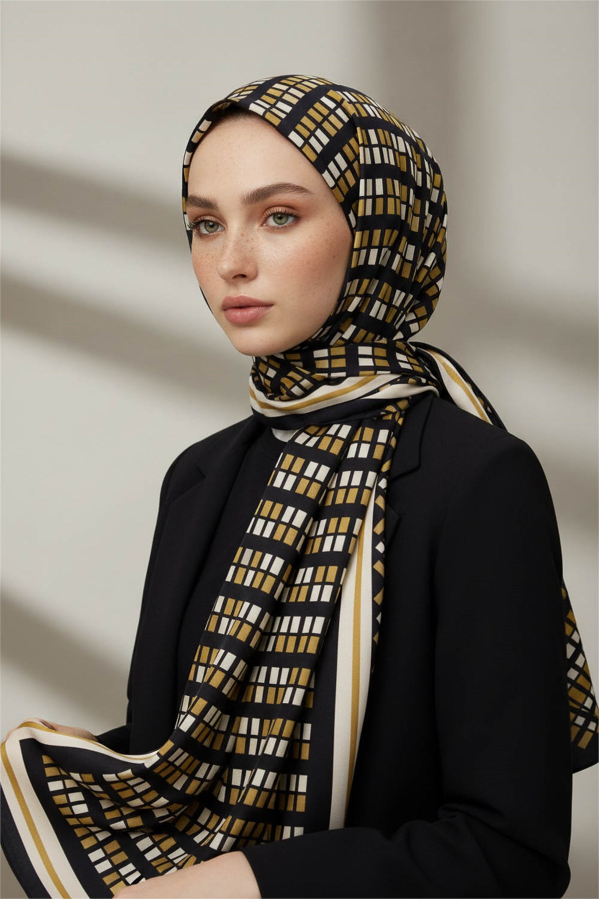 KREP KARE DESENLİ GOLD RENKLİ 75X195 KIRIŞMAZ ŞAL