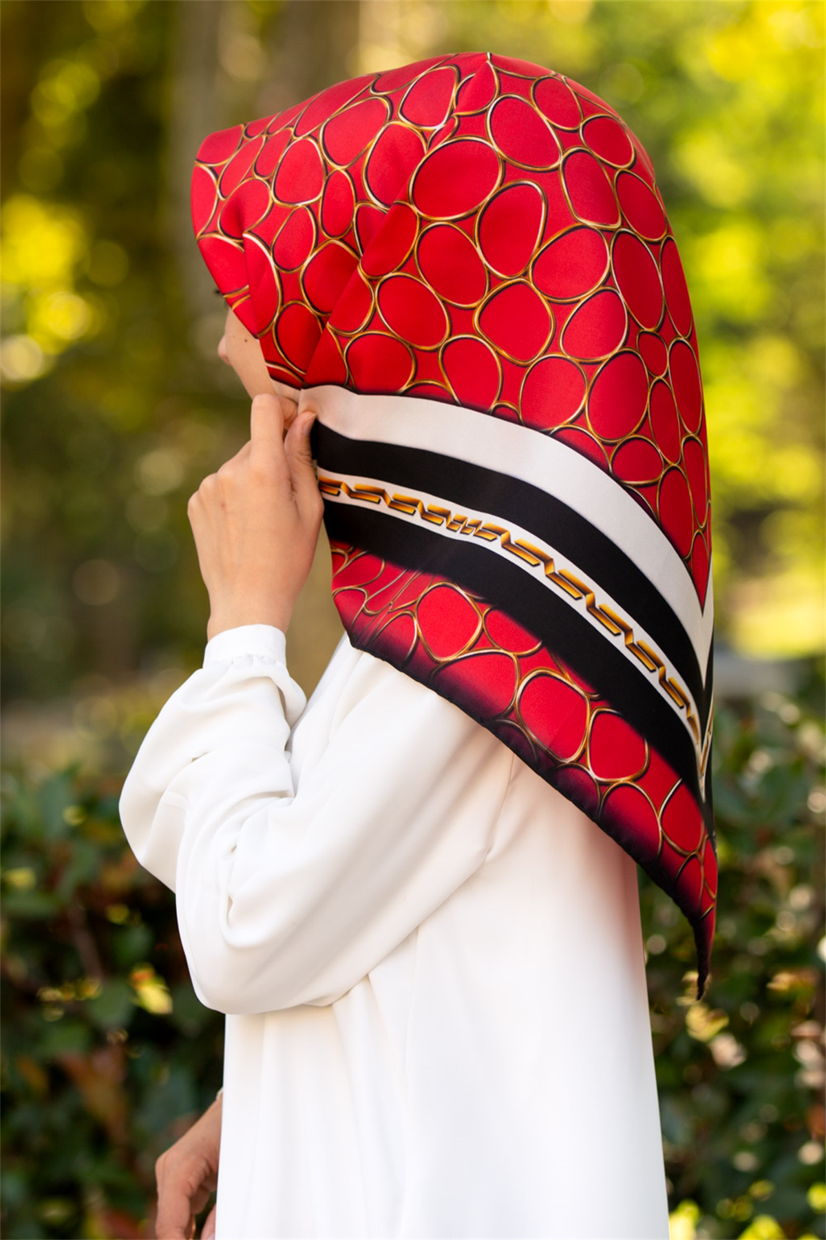 %100 Twill İpek Zincir Desenli Kırmızı - Siyah Renkli 90x90 Eşarp Kenar Dikiş Şekli El Dikişli