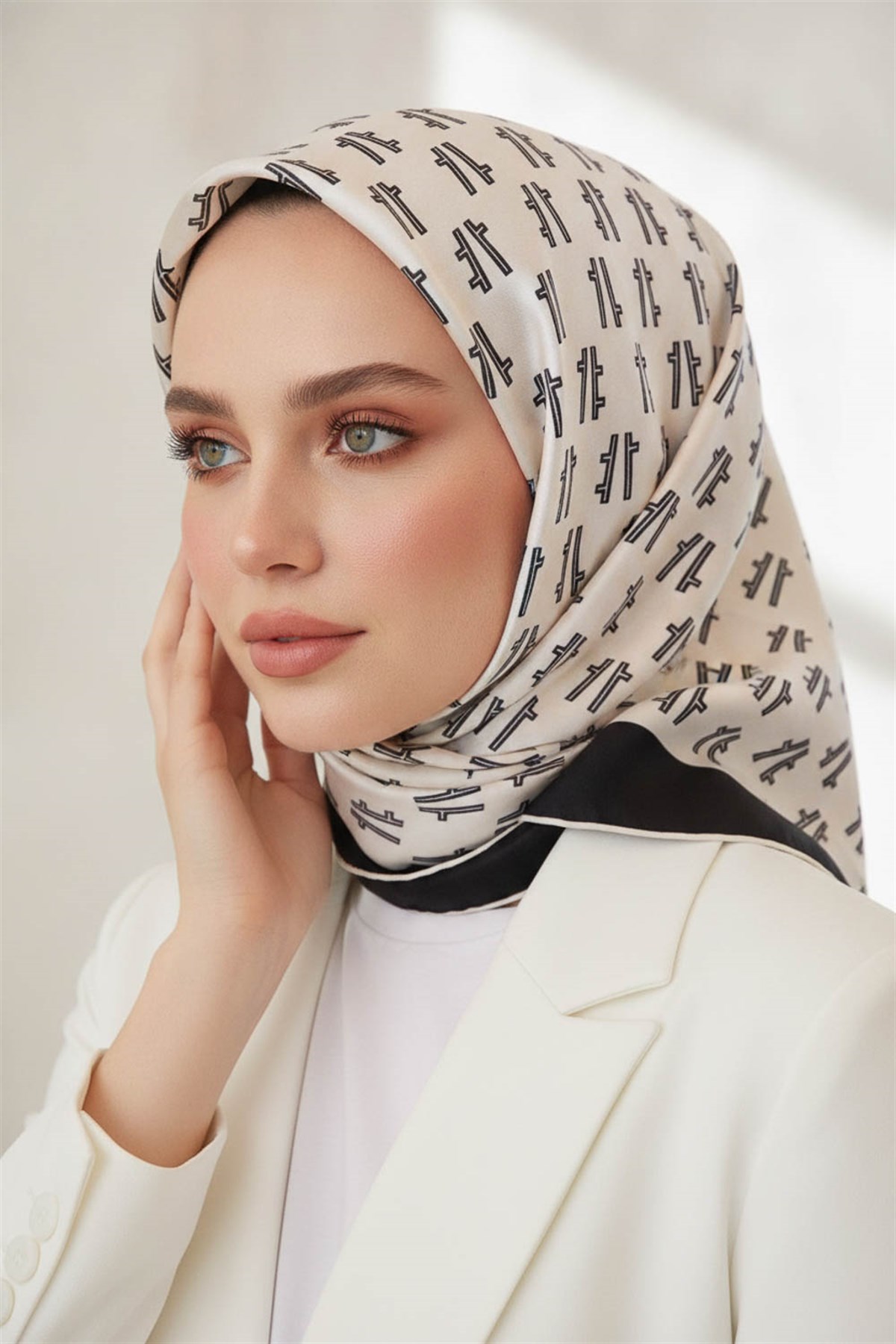 %100 Twill İpek Geometrik Desenli Krem - Siyah Renkli 90x90 Eşarp Dikim Şekli : El Dikişi