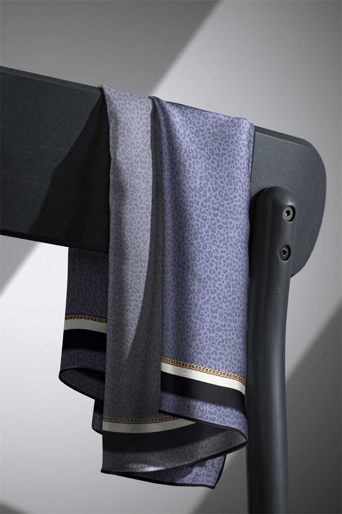 % 57 İPEK % 43 VİSKON Twill İpek Leopar Desenli Gri Renkli 90x90 Eşarp Dikim Şekli : El Dikişi
