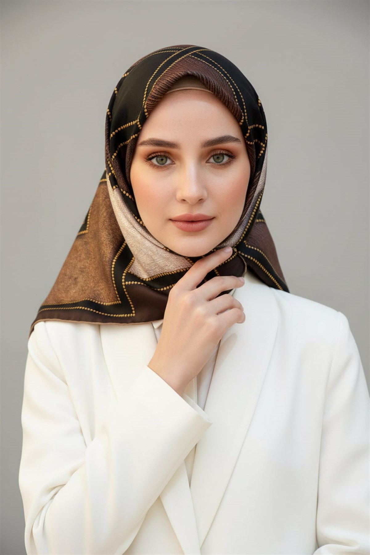 100% Twill İpek Gold Detaylı Kare Desenli Kahverengi - Bej Renkli 90x90 Dikim Şekli : El Dikişi