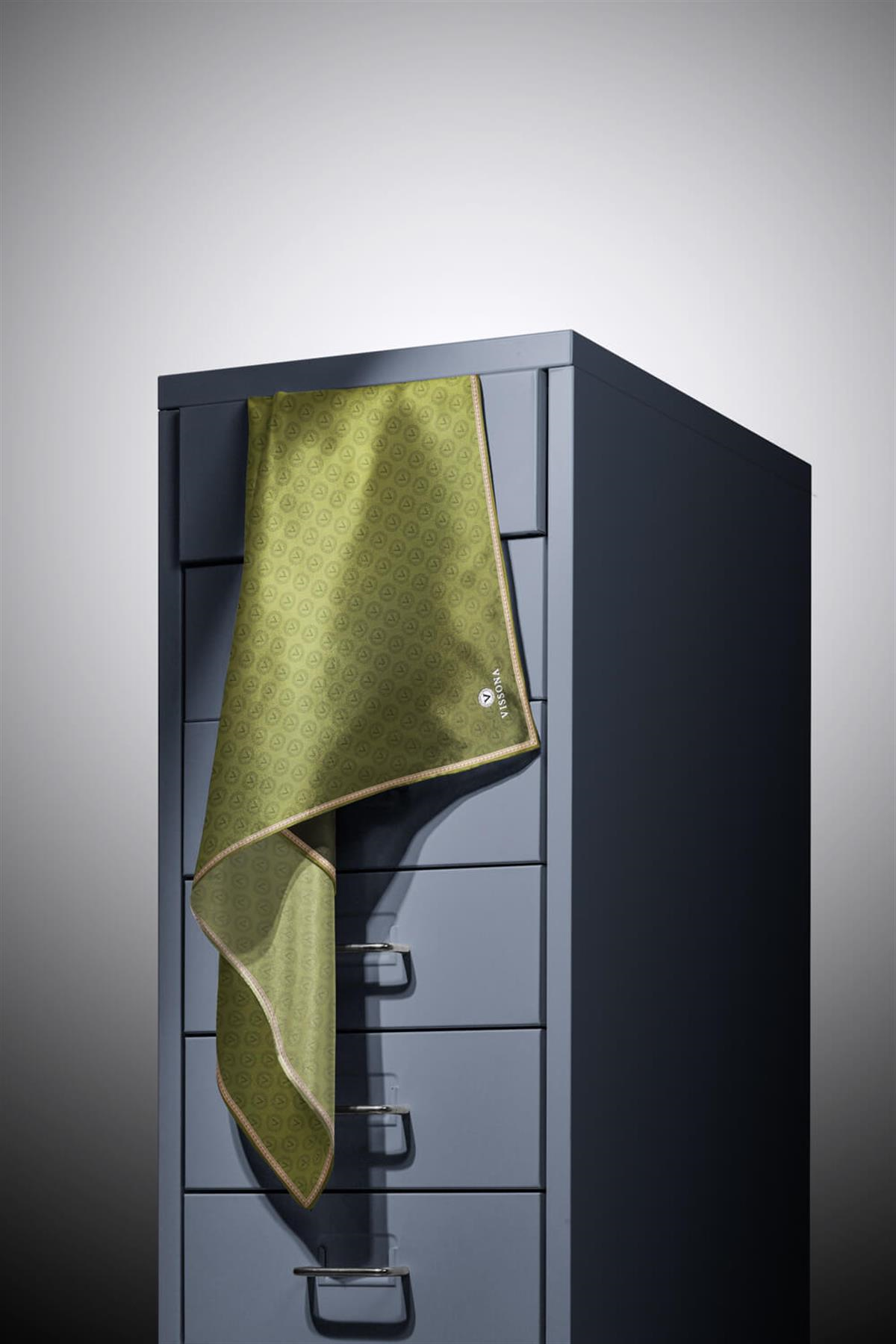 % 57 İPEK % 43 VİSKON Twill İpek Monogram Desenli Haki  Renkli 90x90 Eşarp Dikim Şekli : El Dikişi