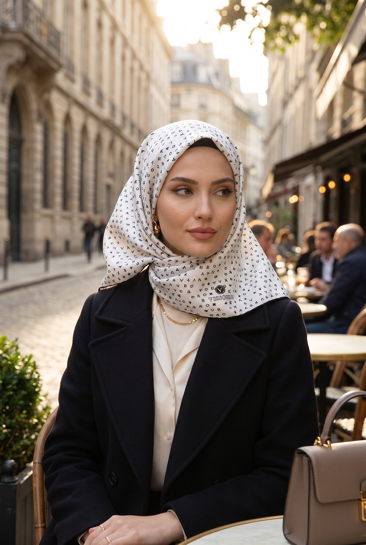 %100 Twill İpek Çıtır Motif Desenli Krem - Siyah Renkli 90x90 Eşarp Dikim Şekli : El Dikişi