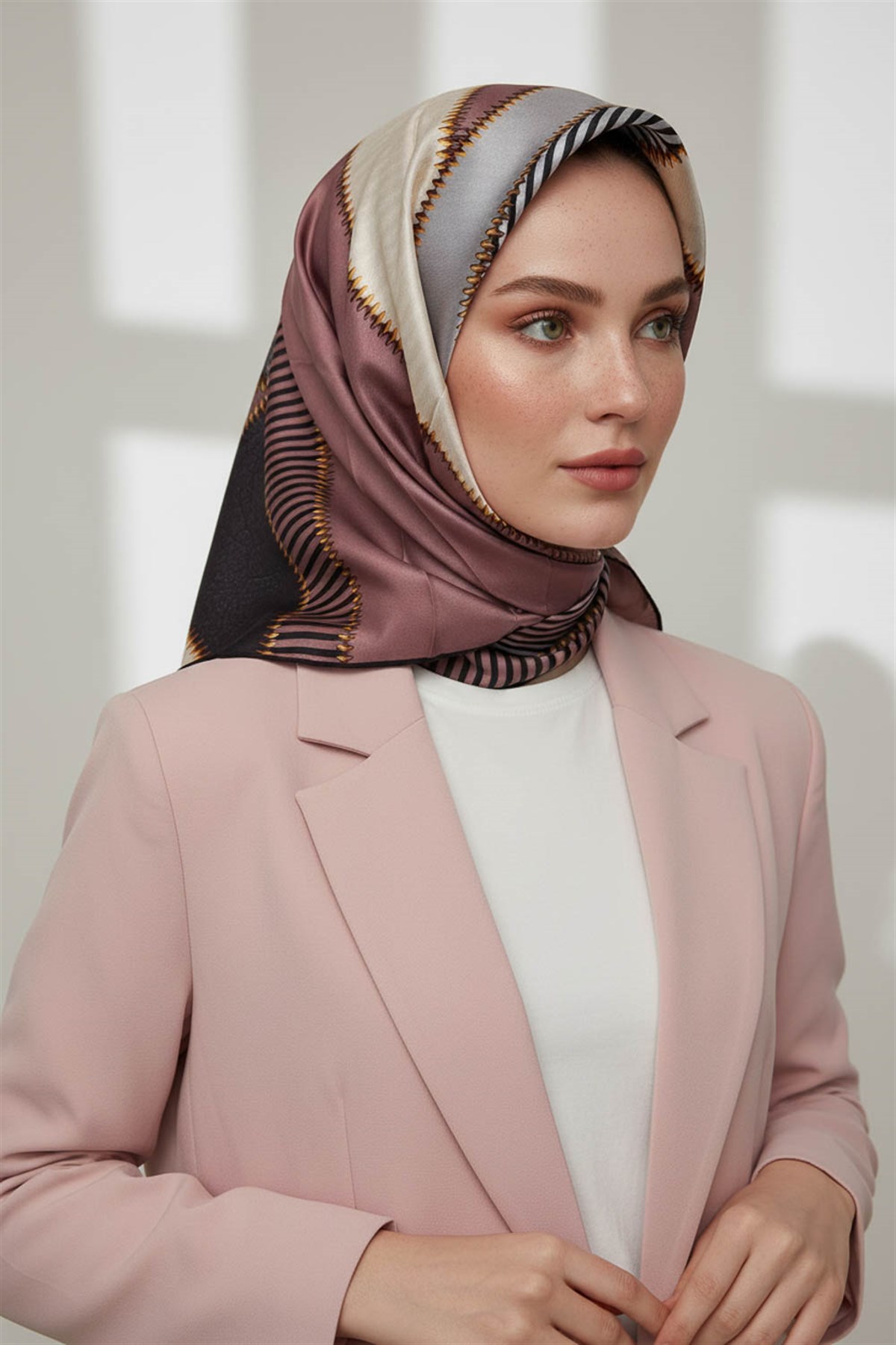 % 57 İPEK % 43 VİSKON Twill İpek Geometrik Desenli Sütlü Kahve - Krem Renkli 90x90 Eşarp Dikim Şekli : El Dikişi