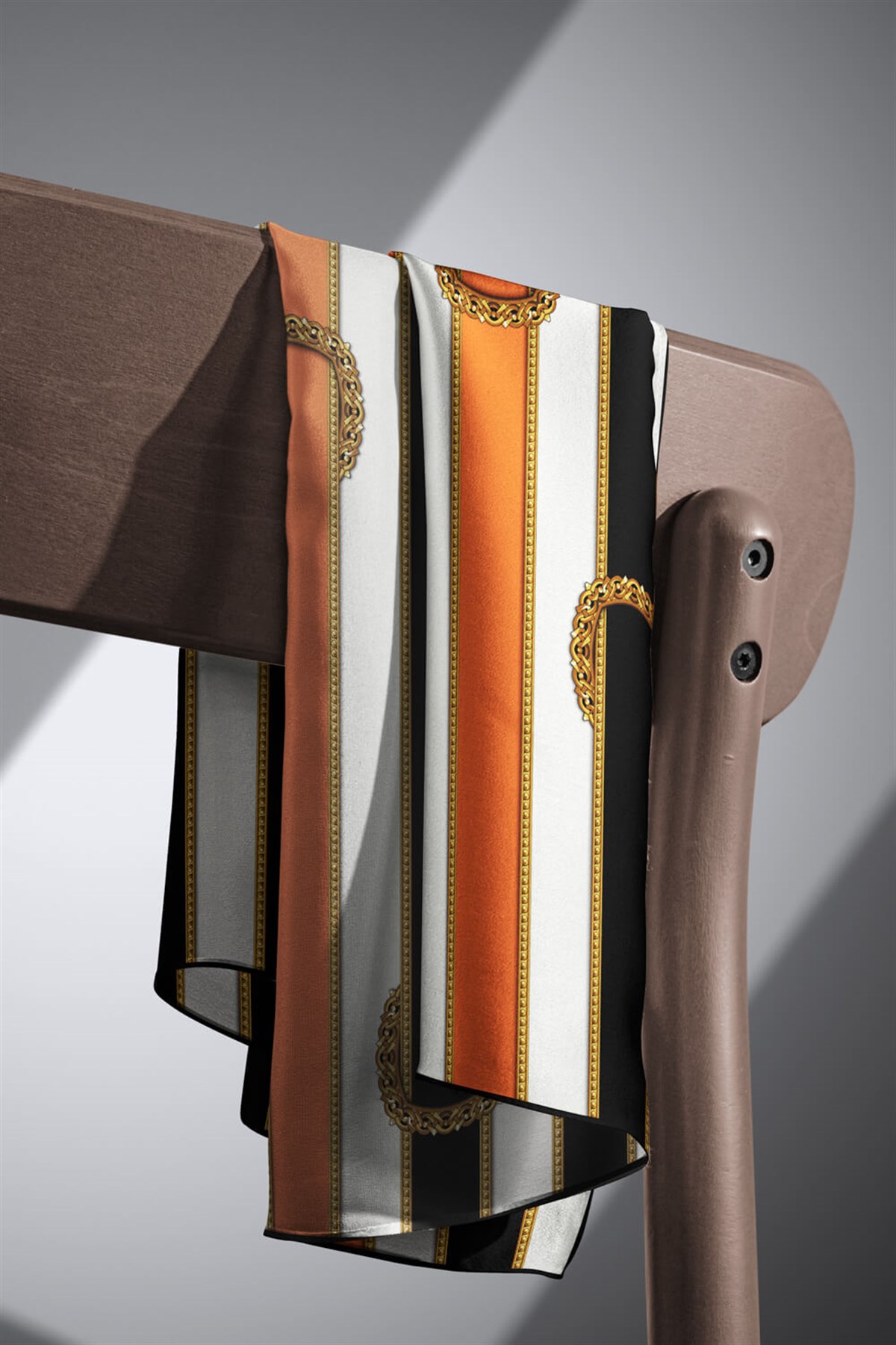 %100 Twill İpek Kemer Desenli Siyah - Turuncu Renkli 90x90 Eşarp Dikim Şekli : El Dikişi