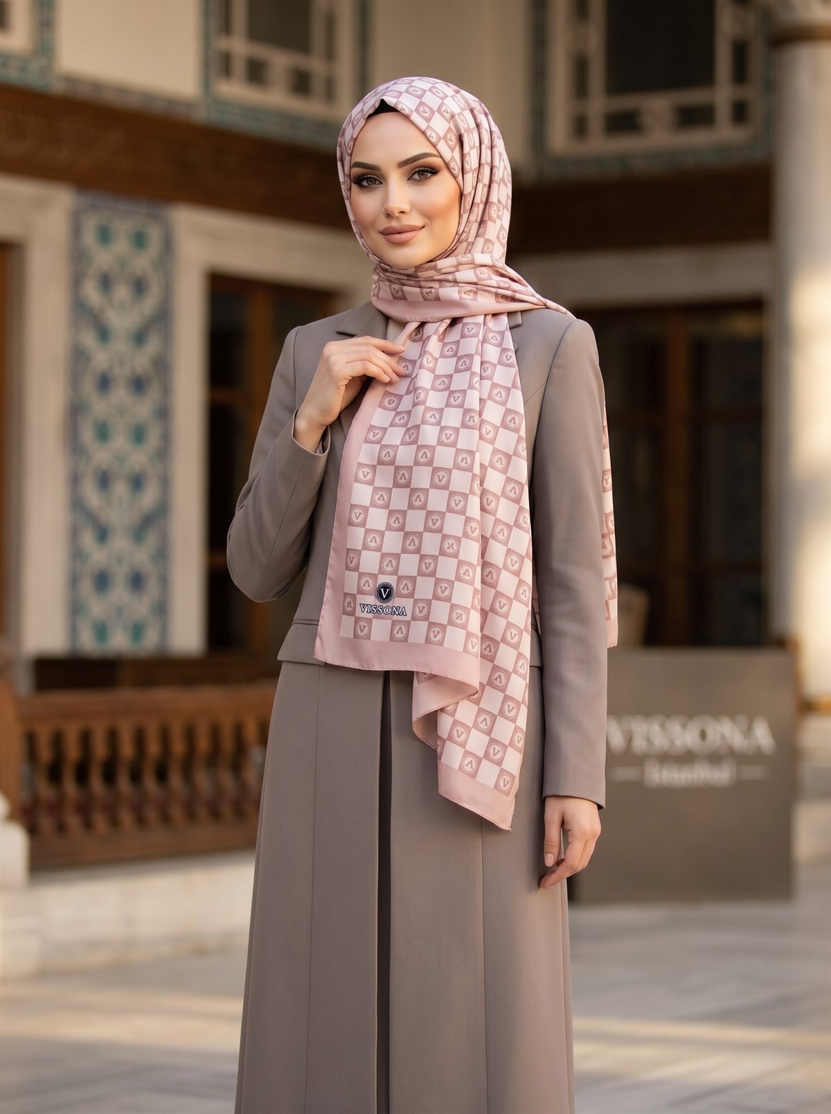 KREP MONOGRAM DESENLİ SÜTLÜKAHVE RENKLİ 75X195 KIRIŞMAZ ŞAL
