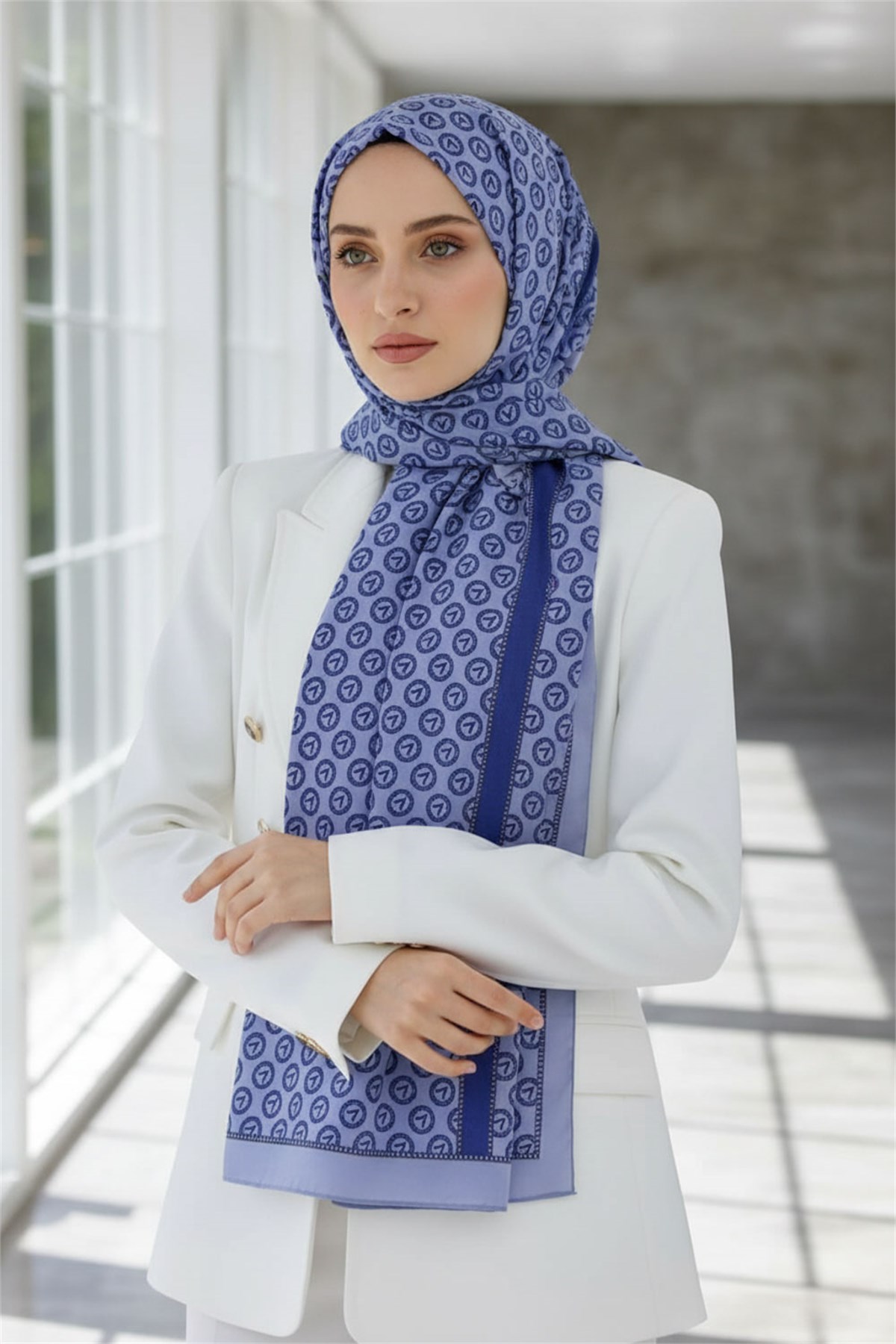 KREP DEGRADELİ MONOGRAM DESENLİ İNDİGO RENKLİ 75X195 KIRIŞMAZ ŞAL
