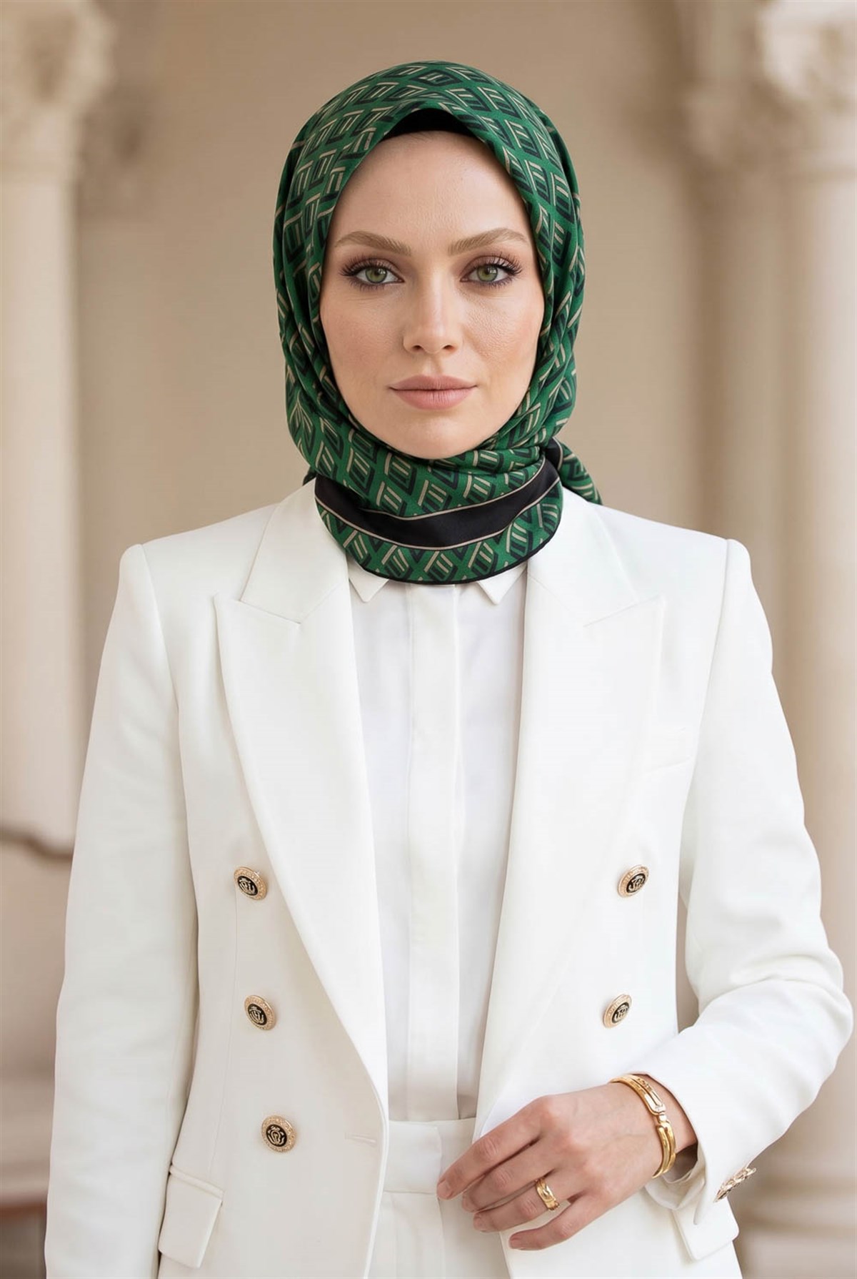 % 57 İPEK % 43 VİSKON Twill İpek Geometrik Desenli Zümrüt Yeşili - Siyah Renkli 90x90 Eşarp Dikim Şekli : El Dikişi