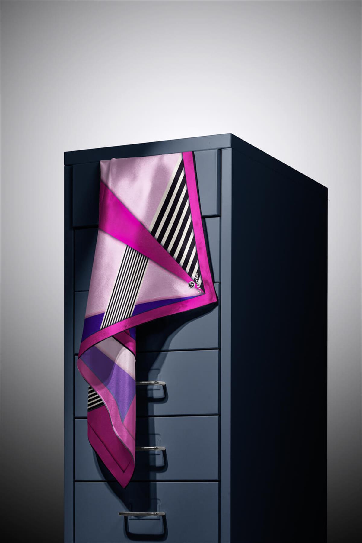 %100 Twill İpek Çizgili ve Geometrik Desenli Fuşya - Mor Renkli 90x90 Eşarp Dikim Şekli : El Dikişi