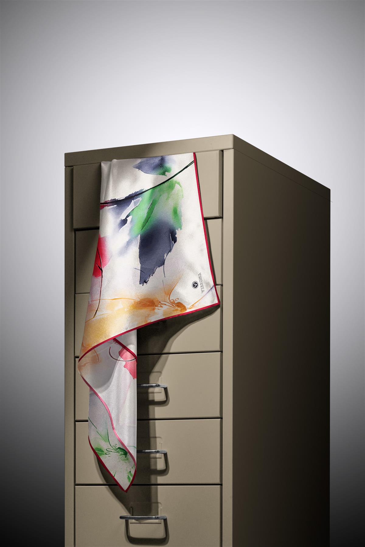 %100 Twill İpek Sulu Boya Çiçek Desenli Kırmızı - Fuşya Renkli 90x90 Eşarp Dikim Şekli : El Dikişi