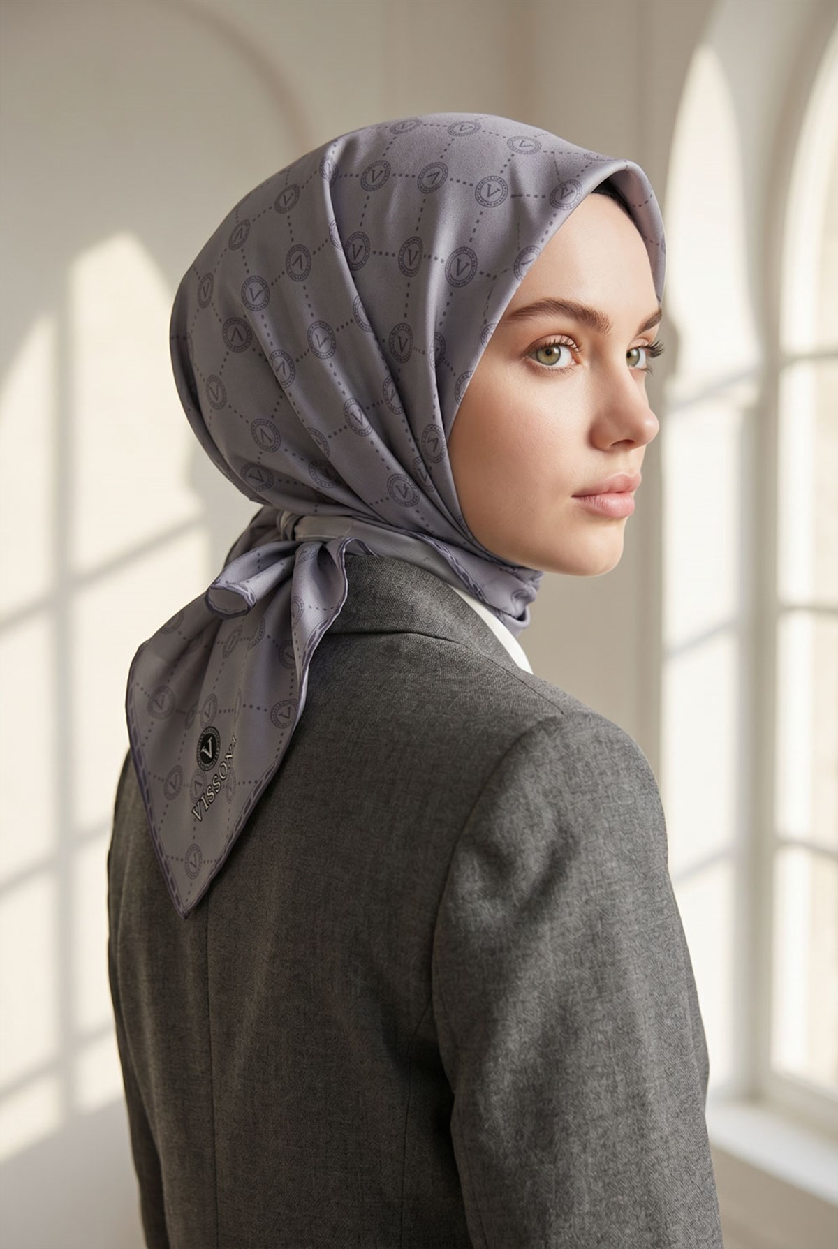 %100 Twill İpek Monogram Desenli Füme Renkli 90x90 Eşarp Dikim Şekli : El Dikişi