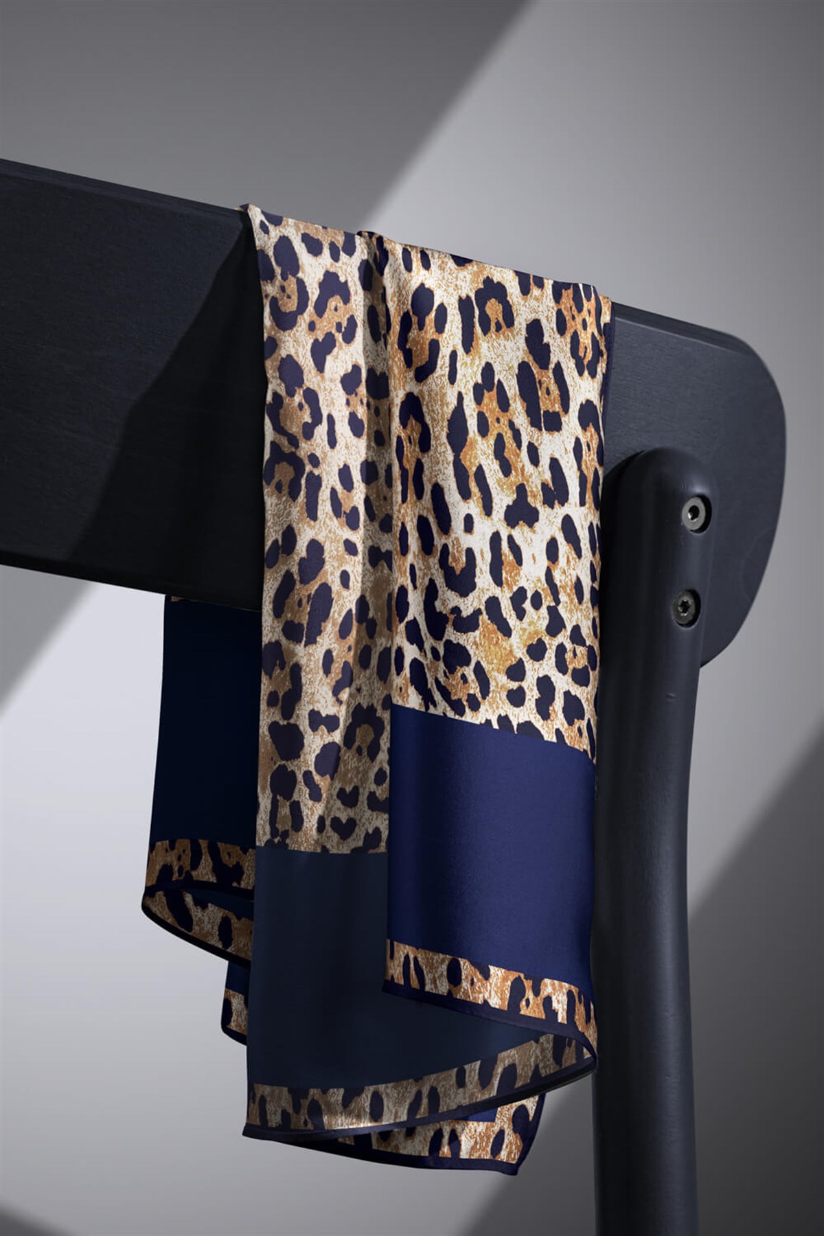 %100 Twill İpek Leopar Desenli Lacivert Renkli 90x90 Eşarp Dikim Şekli : El Dikişi